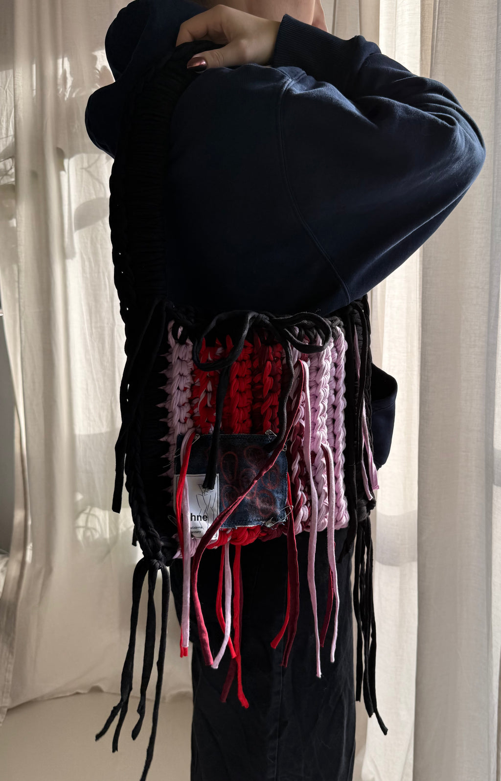 gehäkelte Schultertasche mit handbemalten Bild aus recyceltem T-Shirt Garn in rot schwarz Nr.1