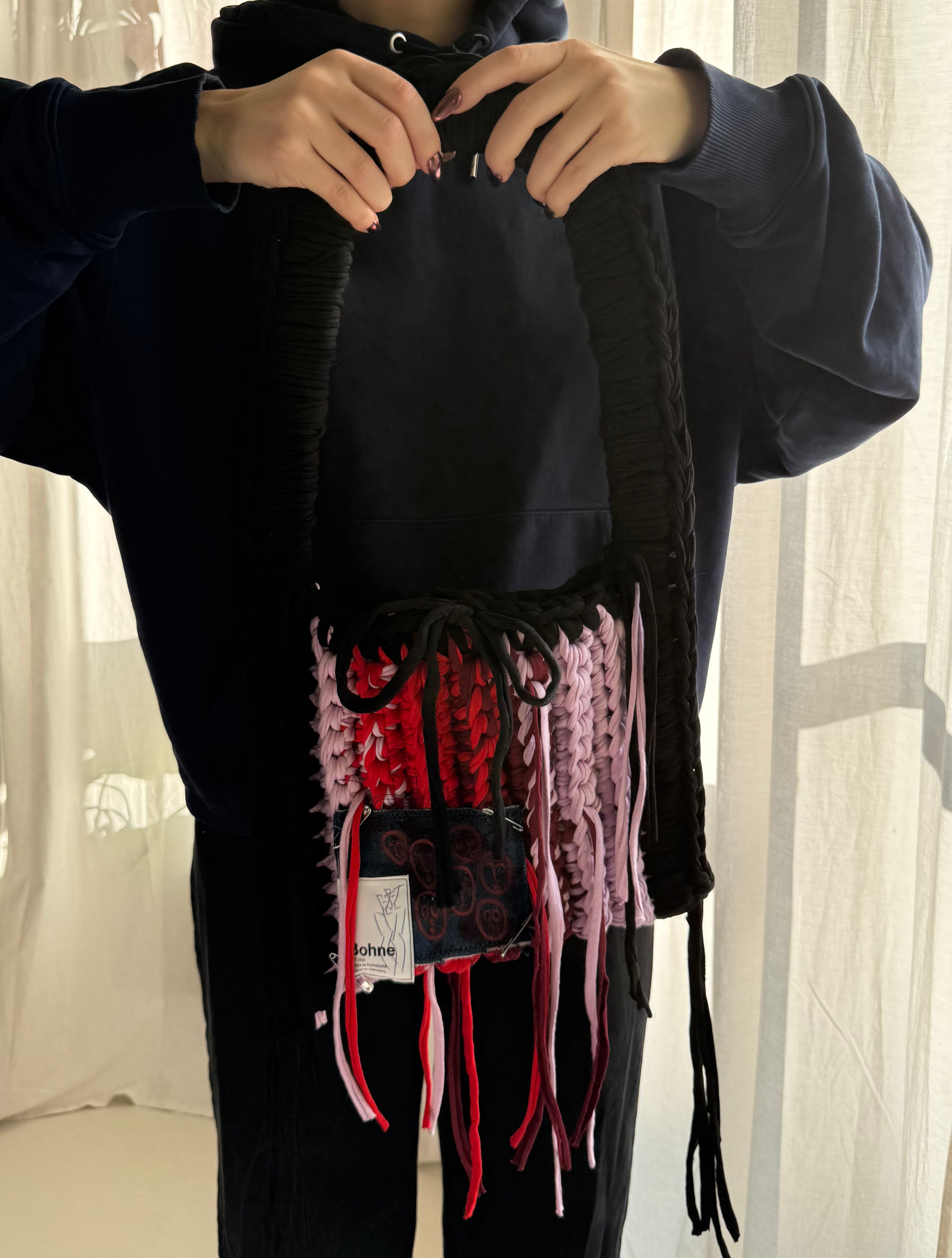 gehäkelte Schultertasche mit handbemalten Bild aus recyceltem T-Shirt Garn in rot schwarz Nr.2