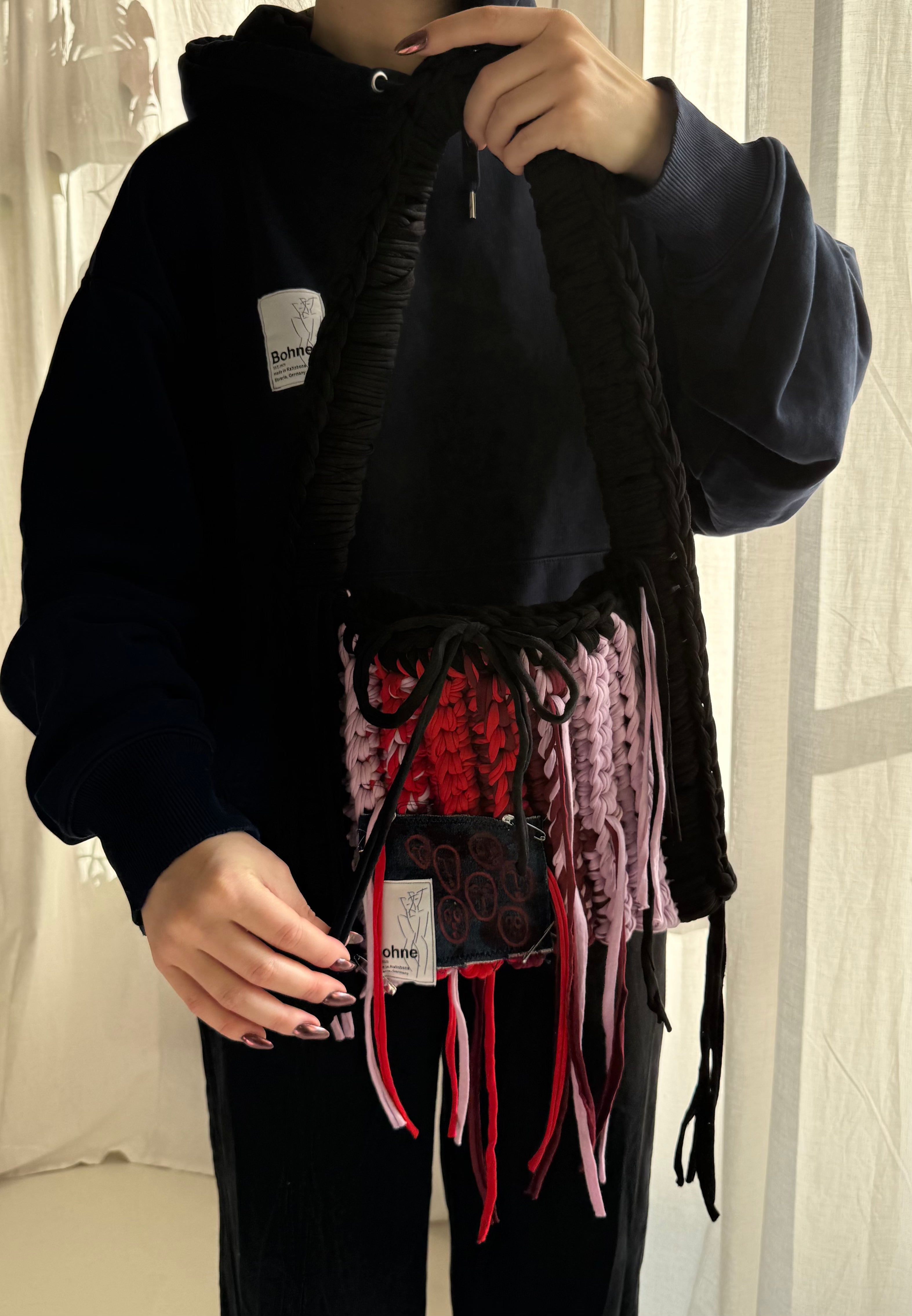 gehäkelte Schultertasche mit handbemalten Bild aus recyceltem T-Shirt Garn in rot schwarz Nr.3