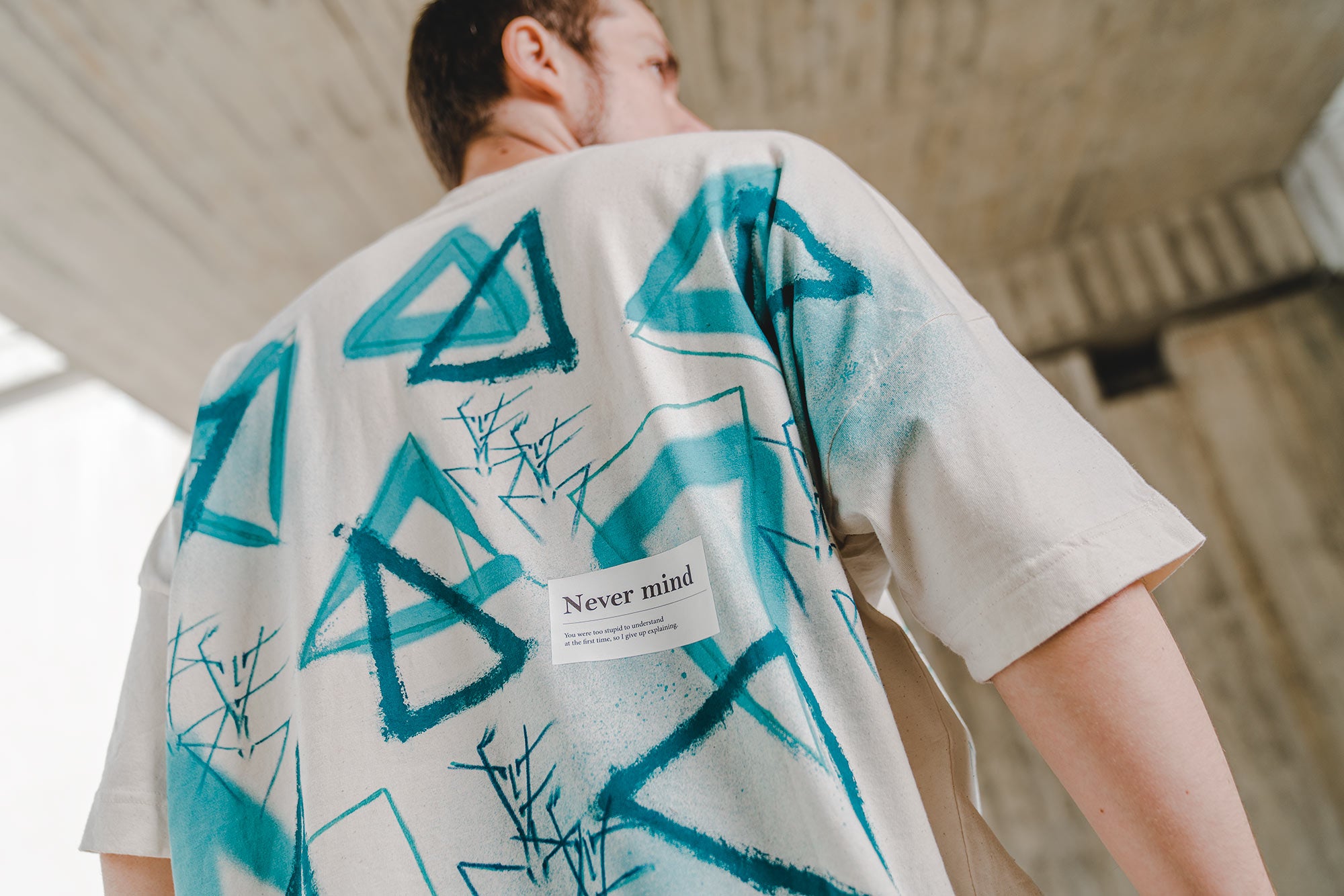 Bohne Design Detailaufnahme eines T-Shirts mit handgemalten geometrische Formen und Manschgerl