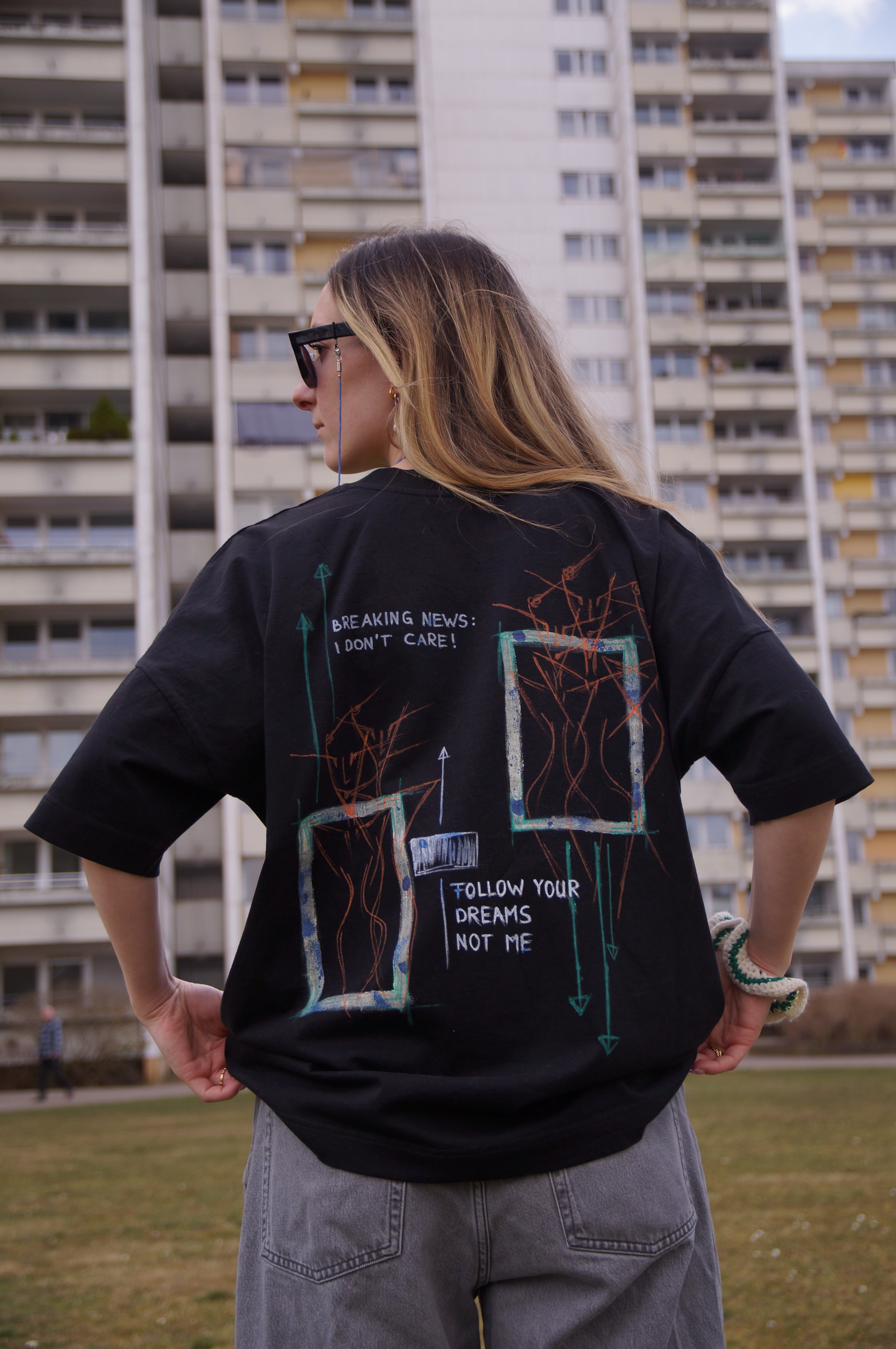 handbemaltes Schwarzes Oberteil backprint shooting