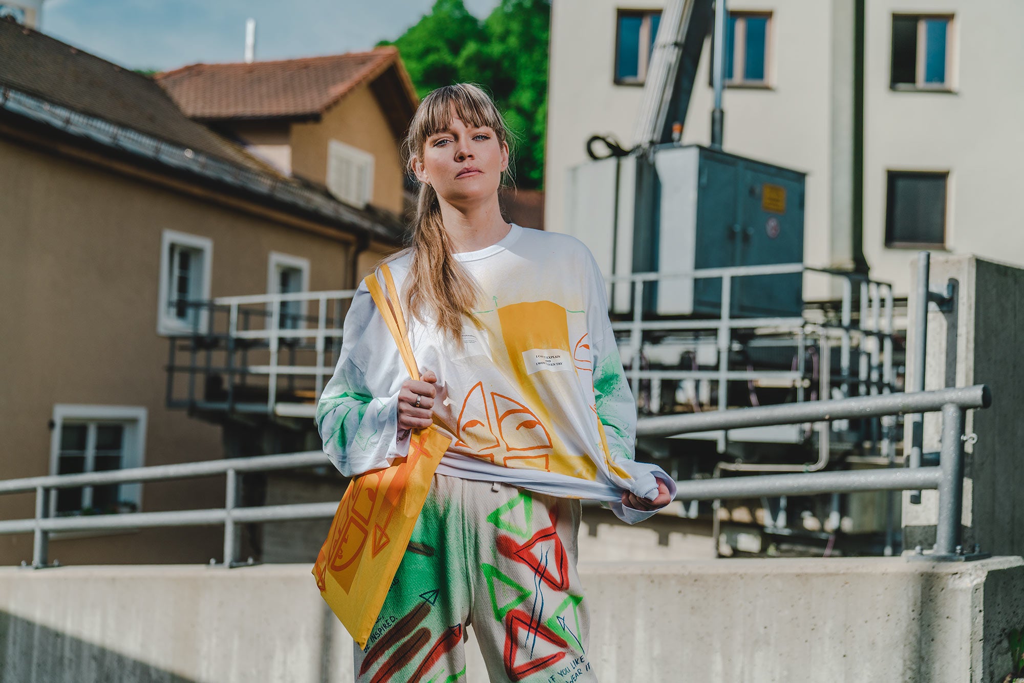 handbemaltes Outfit aus Tasche, Longsleeve und Jogginghose in gelb, grün und orange