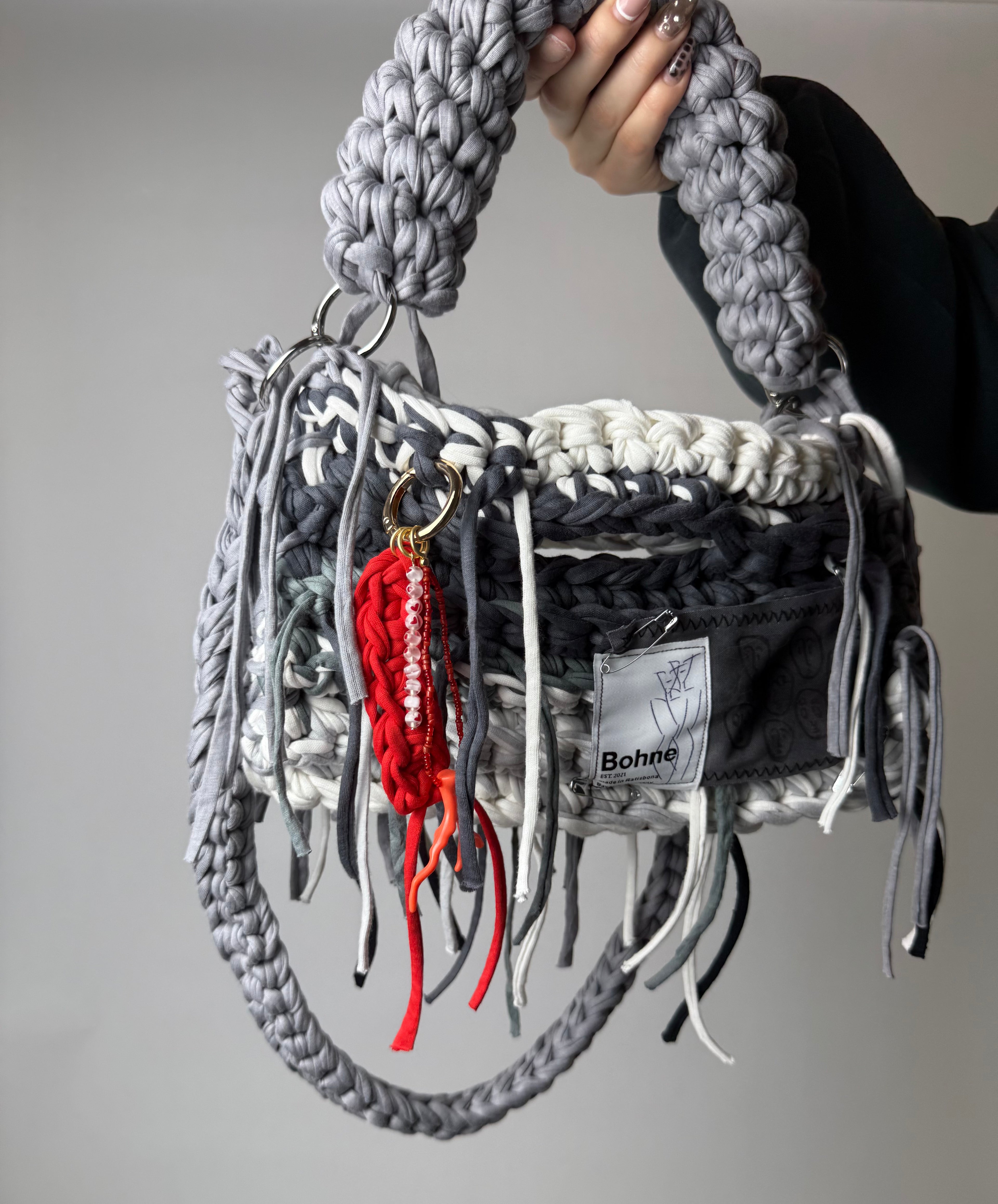 Schlüsselanhänger, Taschenanhänger, Hosenanhänger, Accessoires mit Perlen in gold Nr.3 getragen