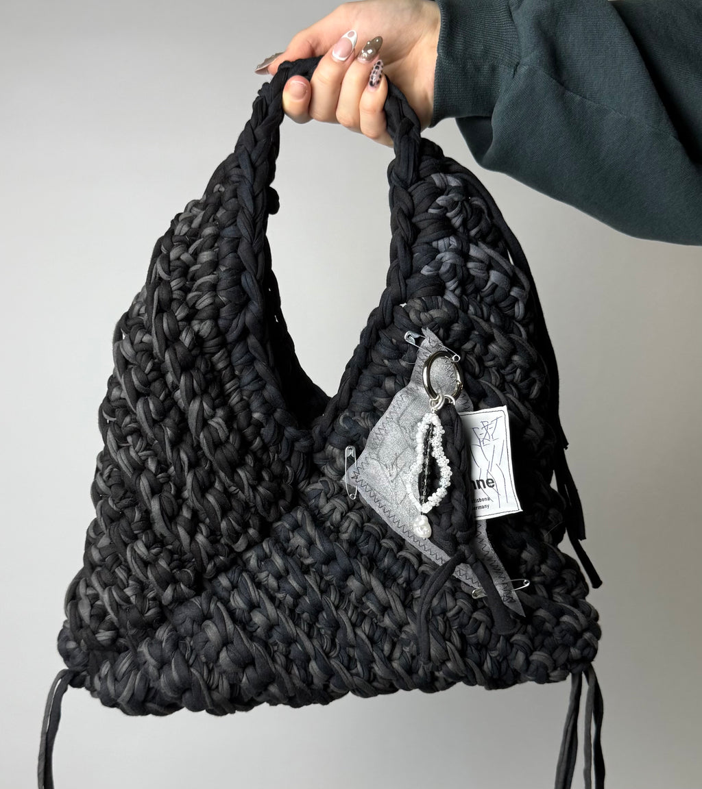 Schlüsselanhänger, Taschenanhänger, Hosenanhänger, Accessoires mit Perlen in silber Nr.2 getragen