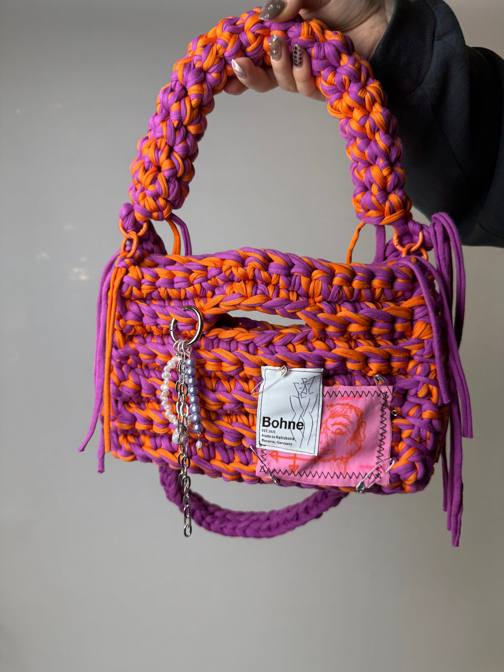 Schlüsselanhänger, Taschenanhänger, Hosenanhänger, Accessoires mit Perlen in silber Nr.3 getragen