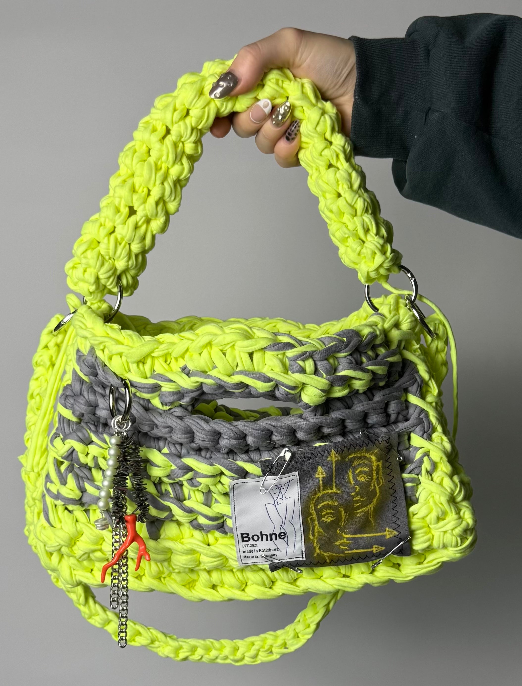 Schlüsselanhänger, Taschenanhänger, Hosenanhänger, Accessoires mit Perlen in silber Nr.4 getragen