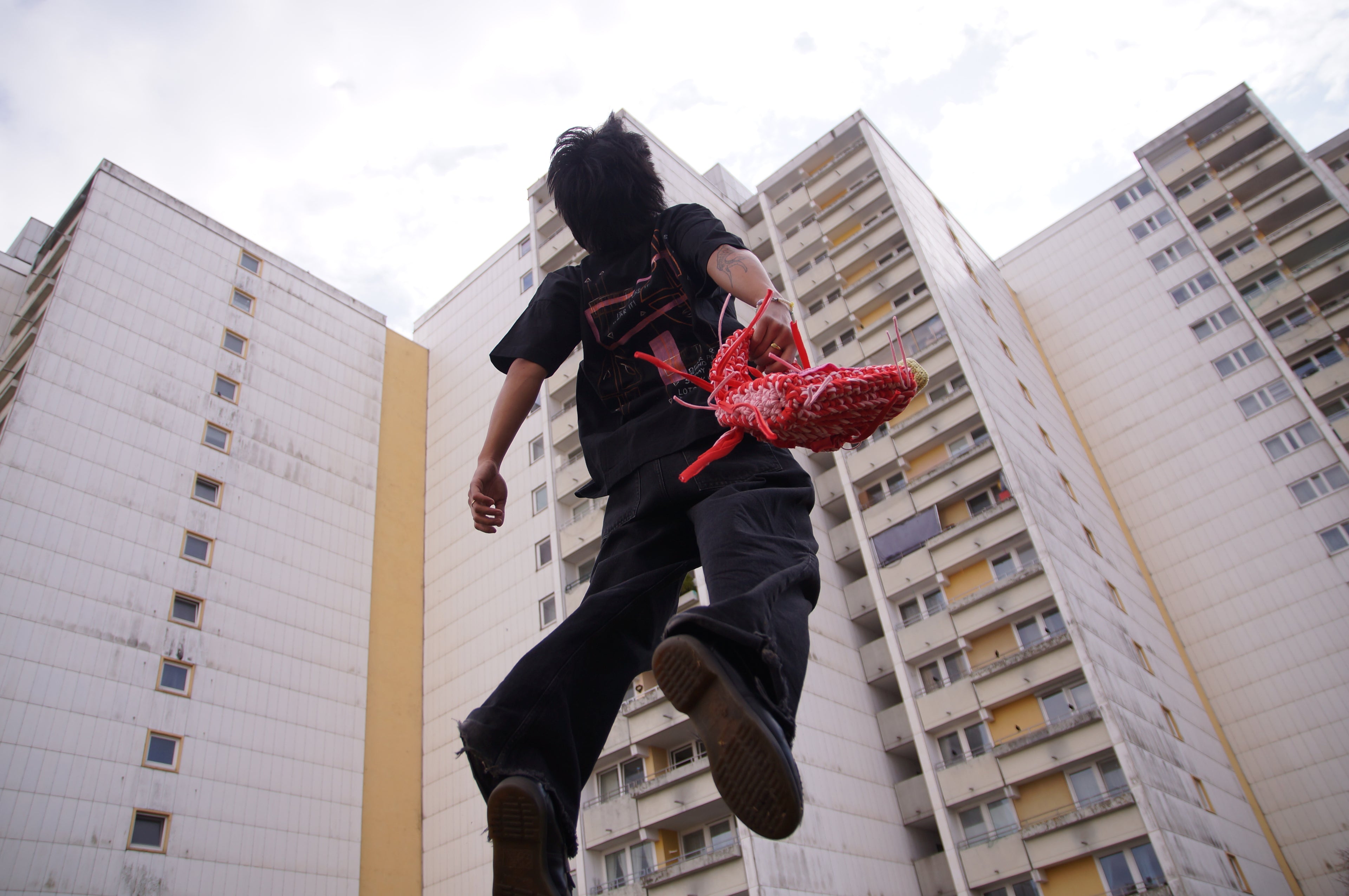 Handgehäkelte Tasche und handbemaltes Oberteil