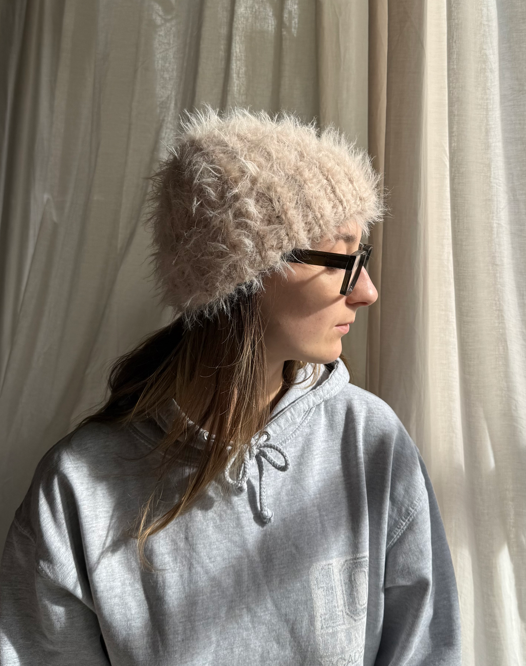 weicher und warme fuzzy gehäkelte Winter Mütze aus Merino Mix in beige getragen