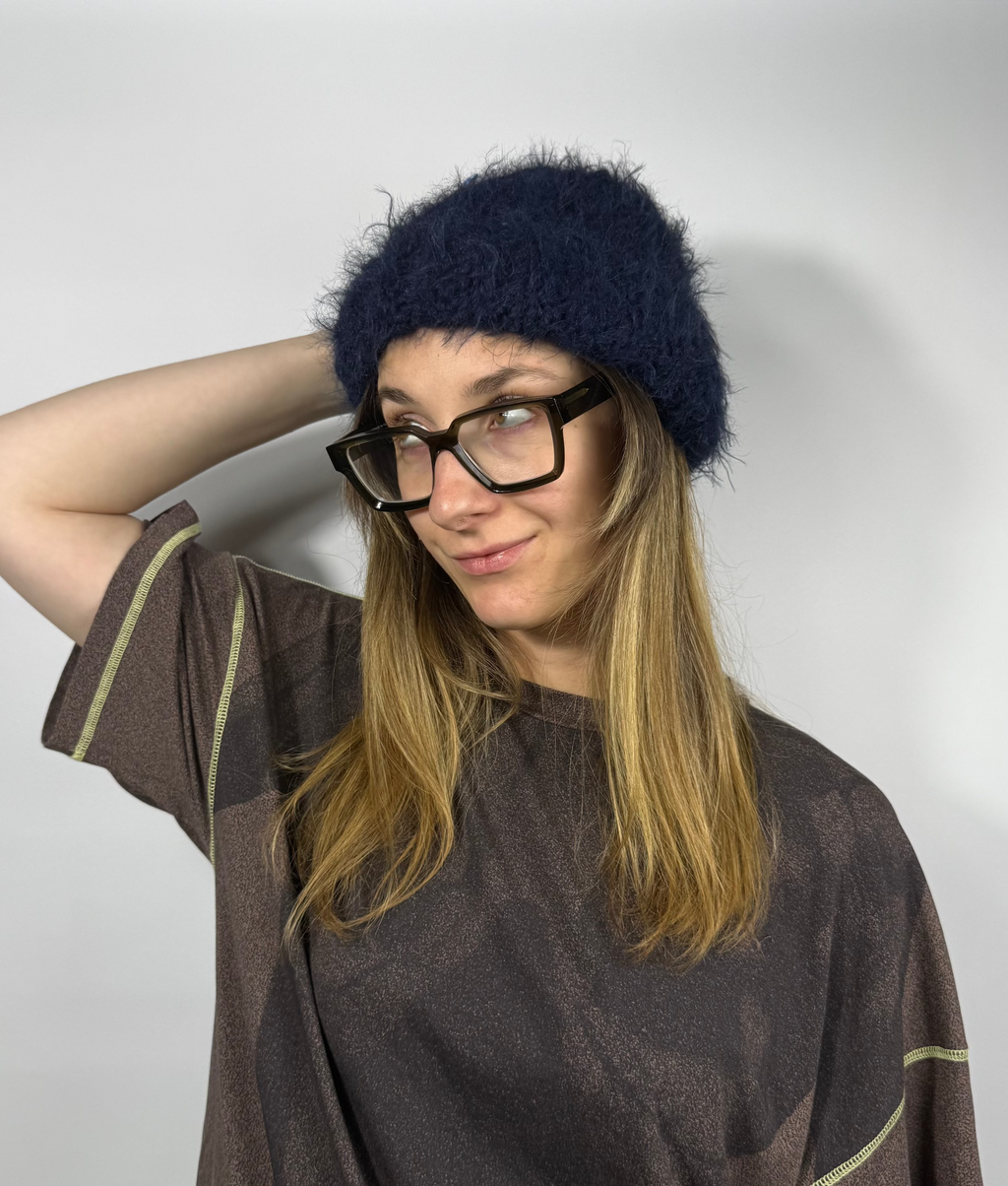 weicher und warme fuzzy gehäkelte Winter Mütze aus Merino Mix in dunkelblau getragen