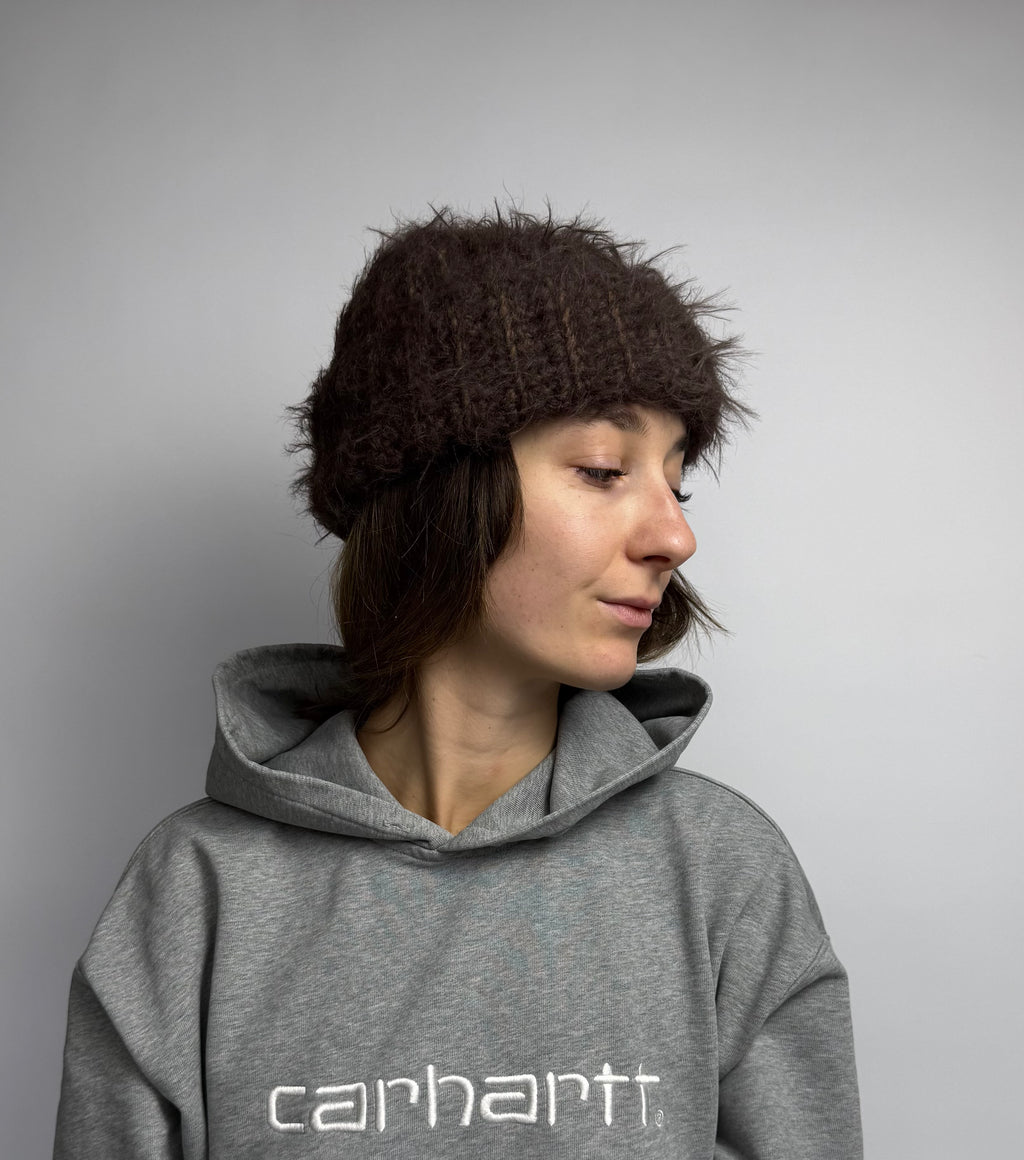 weicher und warme fuzzy gehäkelte Winter Mütze aus Merino Mix in dunkelbraun getragen