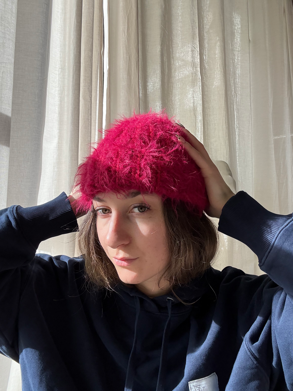 weicher und warme fuzzy gehäkelte Winter Mütze aus Merino Mix in rubinrot getragen