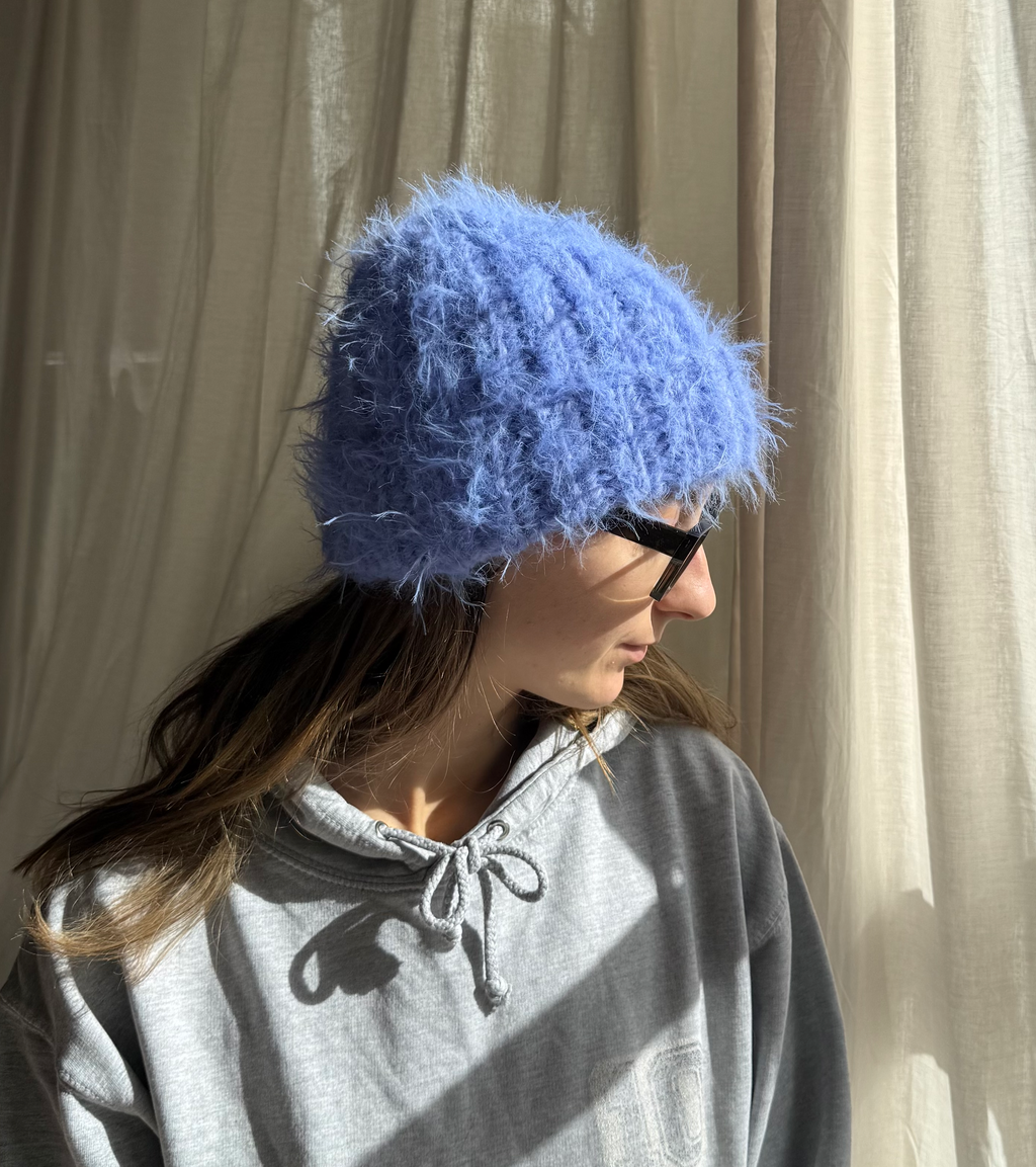 weicher und warme fuzzy gehäkelte Winter Mütze aus Merino Mix in taubenblau getragen