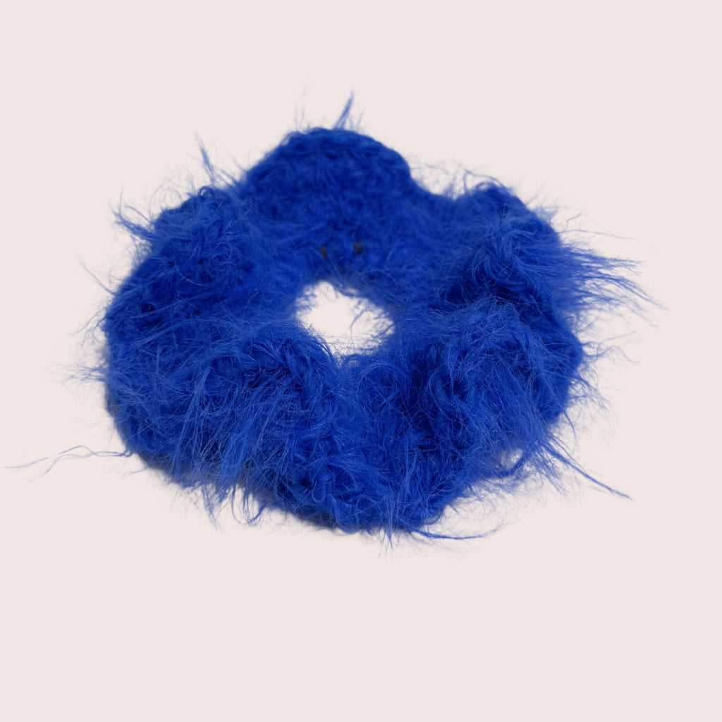weicher fuzzy gehäkelter Haargummi aus Merino Mix in blau | farbe:cobalt|typ:produkt