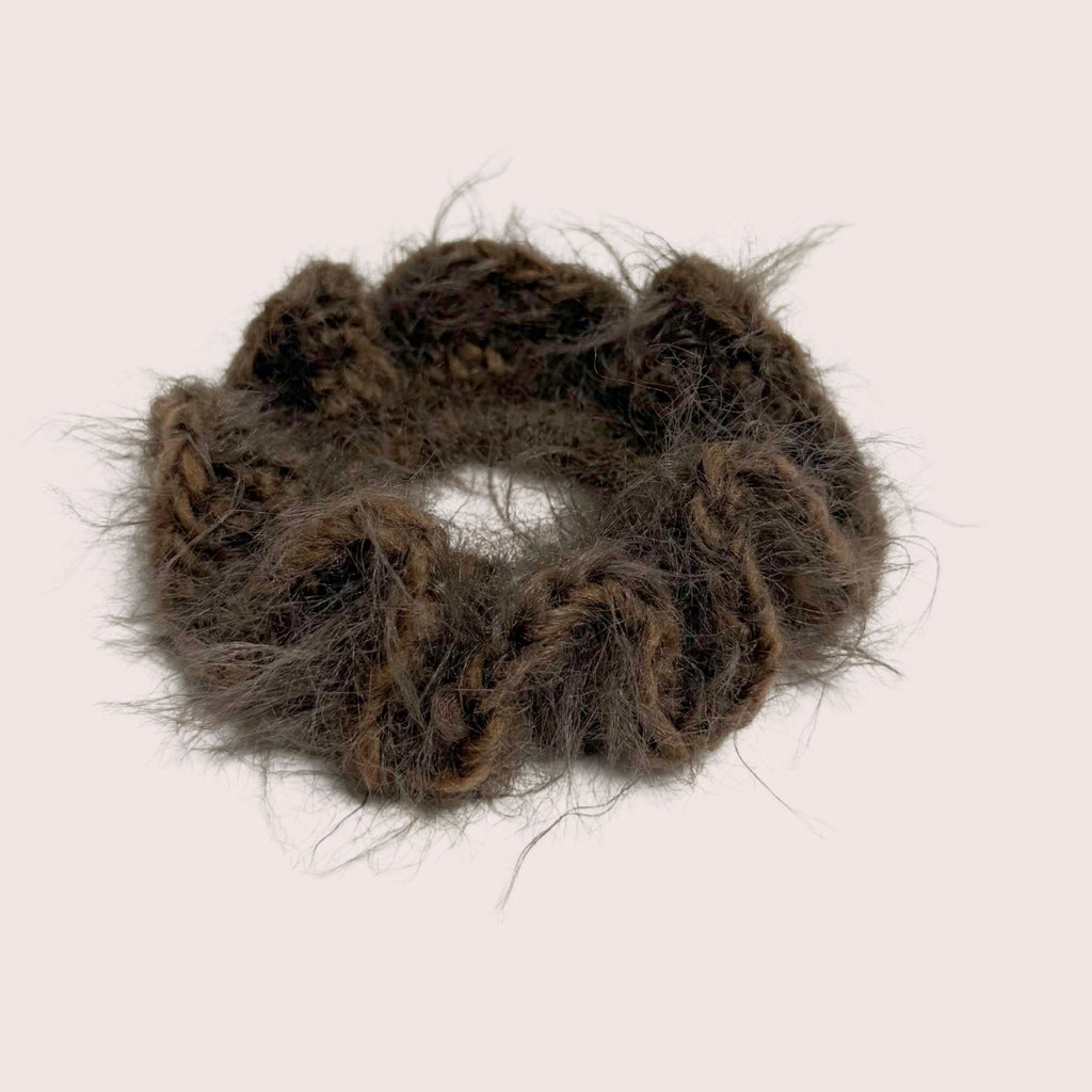 weicher fuzzy gehäkelter Haargummi aus Merino Mix in dunkelbraun | farbe:walnut|typ:produkt