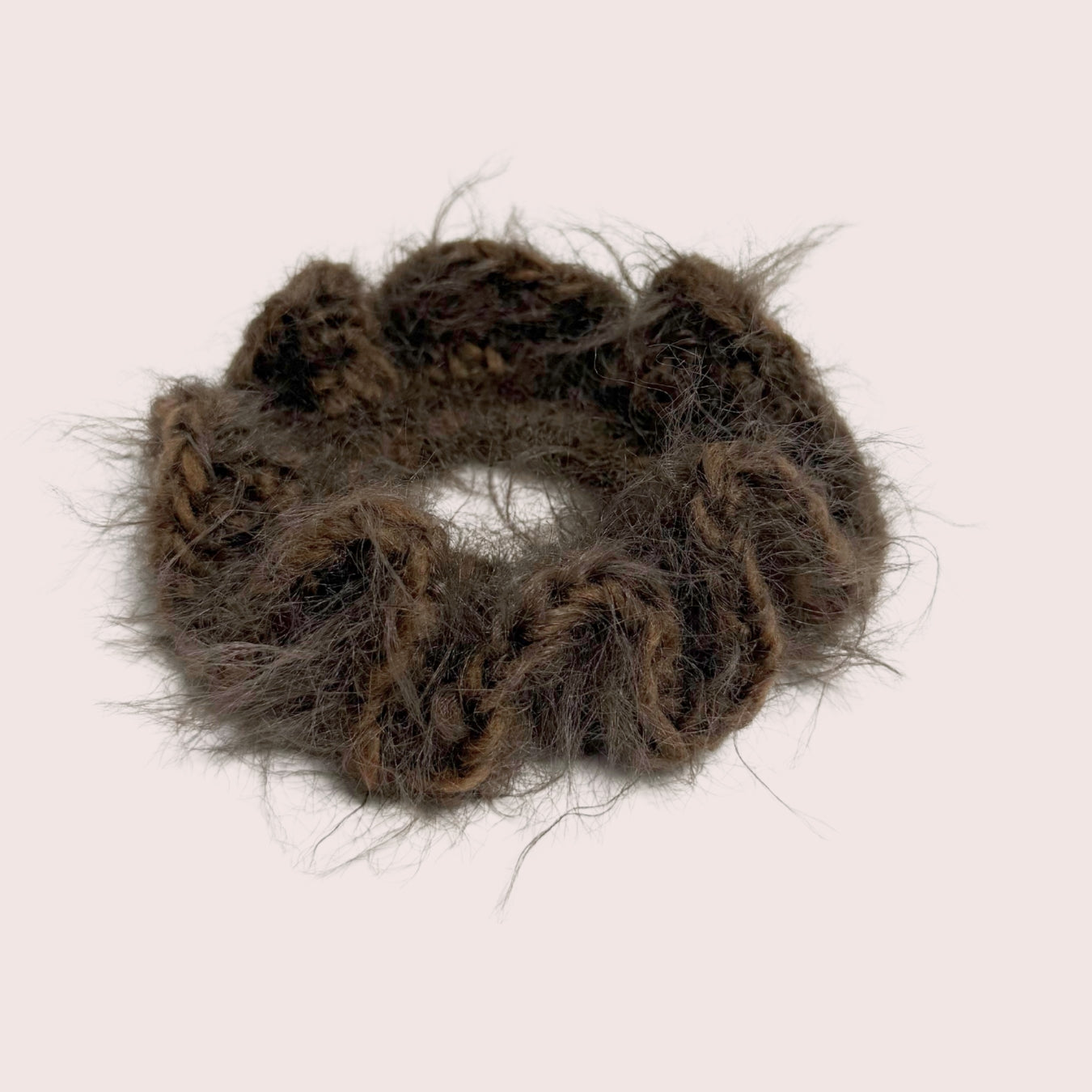 weicher fuzzy gehäkelter Haargummi aus Merino Mix in dunkelbraun | farbe:walnut|typ:produkt
