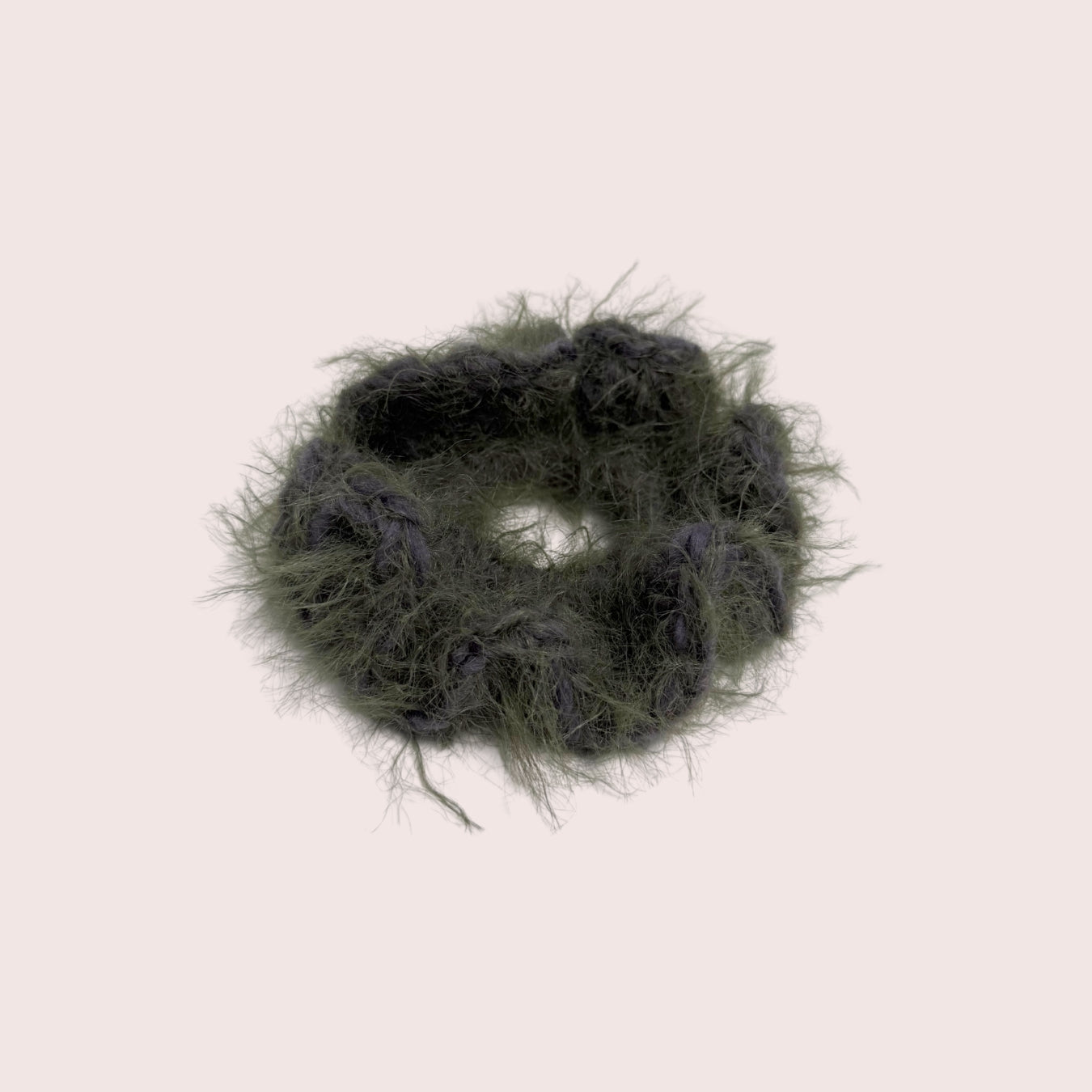 weicher fuzzy gehäkelter Haargummi aus Merino Mix in grüngrau | farbe:mossash|typ:produkt