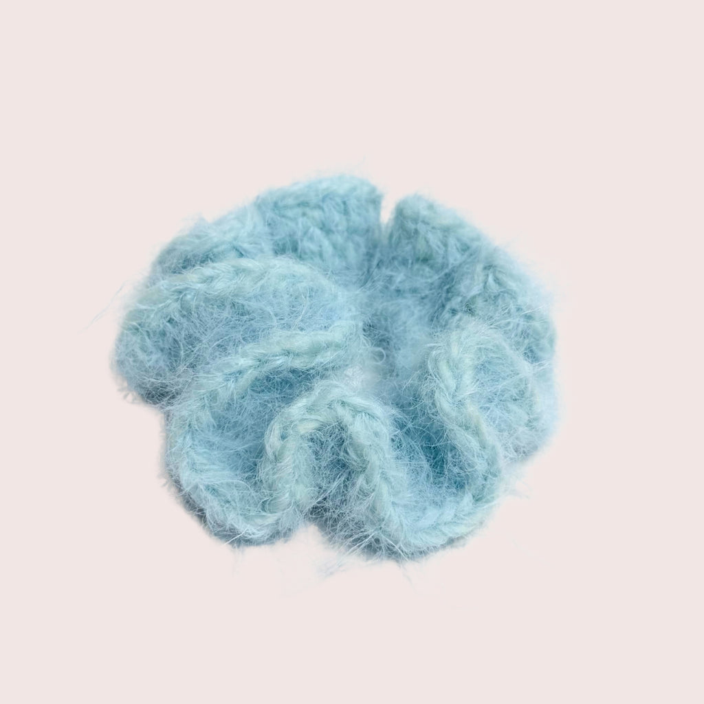 weicher fuzzy gehäkelter Haargummi aus Merino Mix in hellblau | farbe:sky|typ:produkt