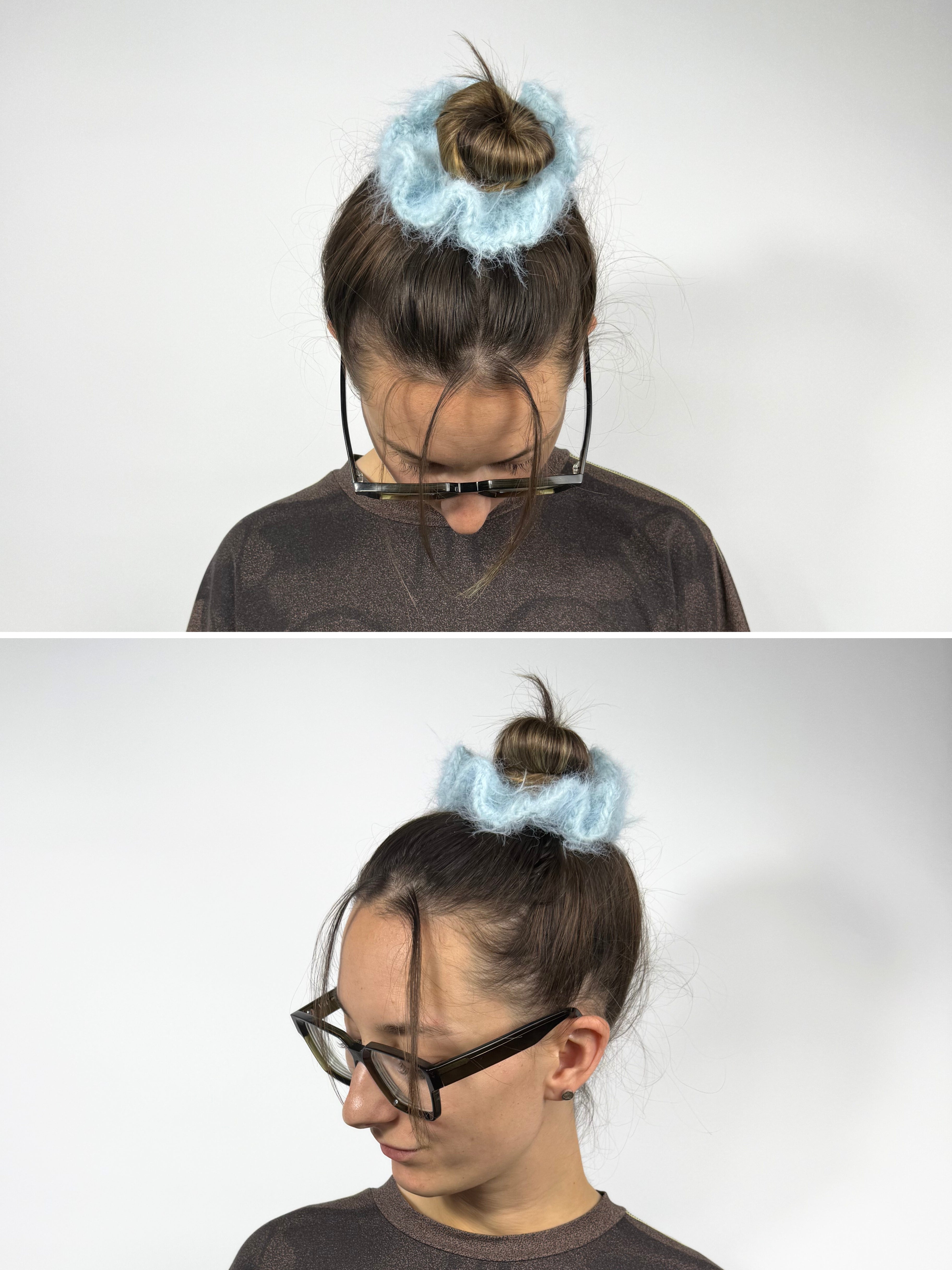 weicher fuzzy gehäkelter Haargummi aus Merino Mix in hellblau | farbe:sky|typ:getragen