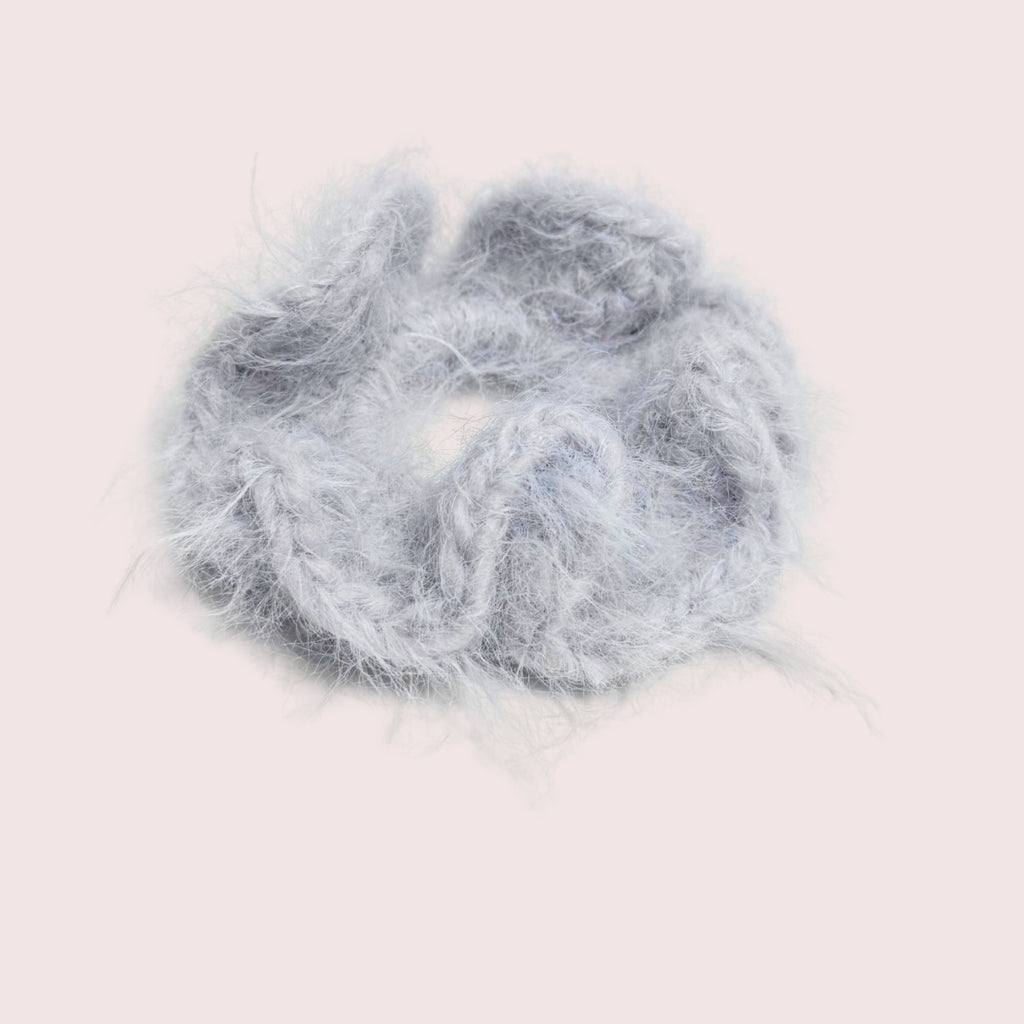 weicher fuzzy gehäkelter Haargummi aus Merino Mix in hellgrau | farbe:softgrey|typ:produkt