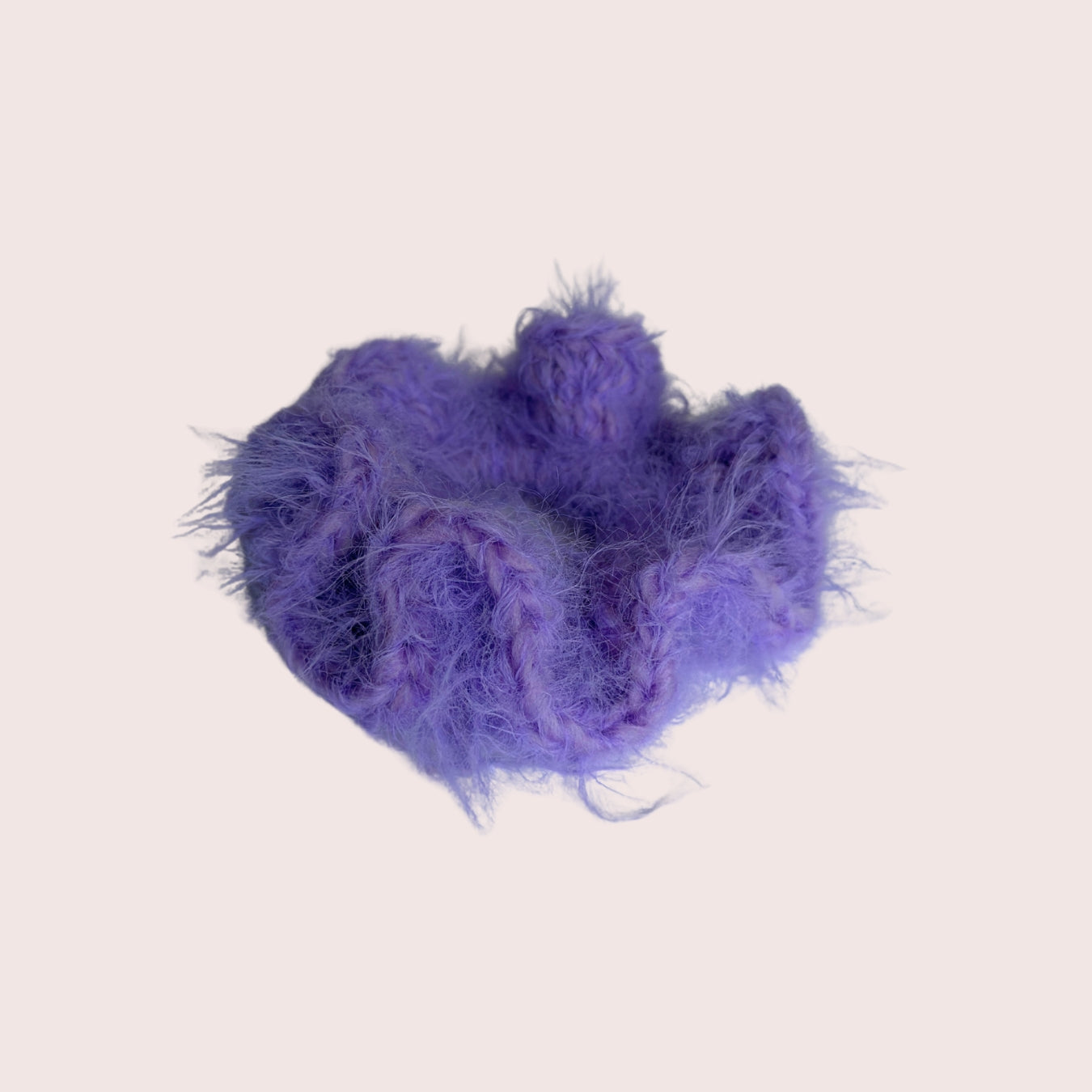 weicher fuzzy gehäkelter Haargummi aus Merino Mix in hell violett | farbe:lavendel|typ:produkt