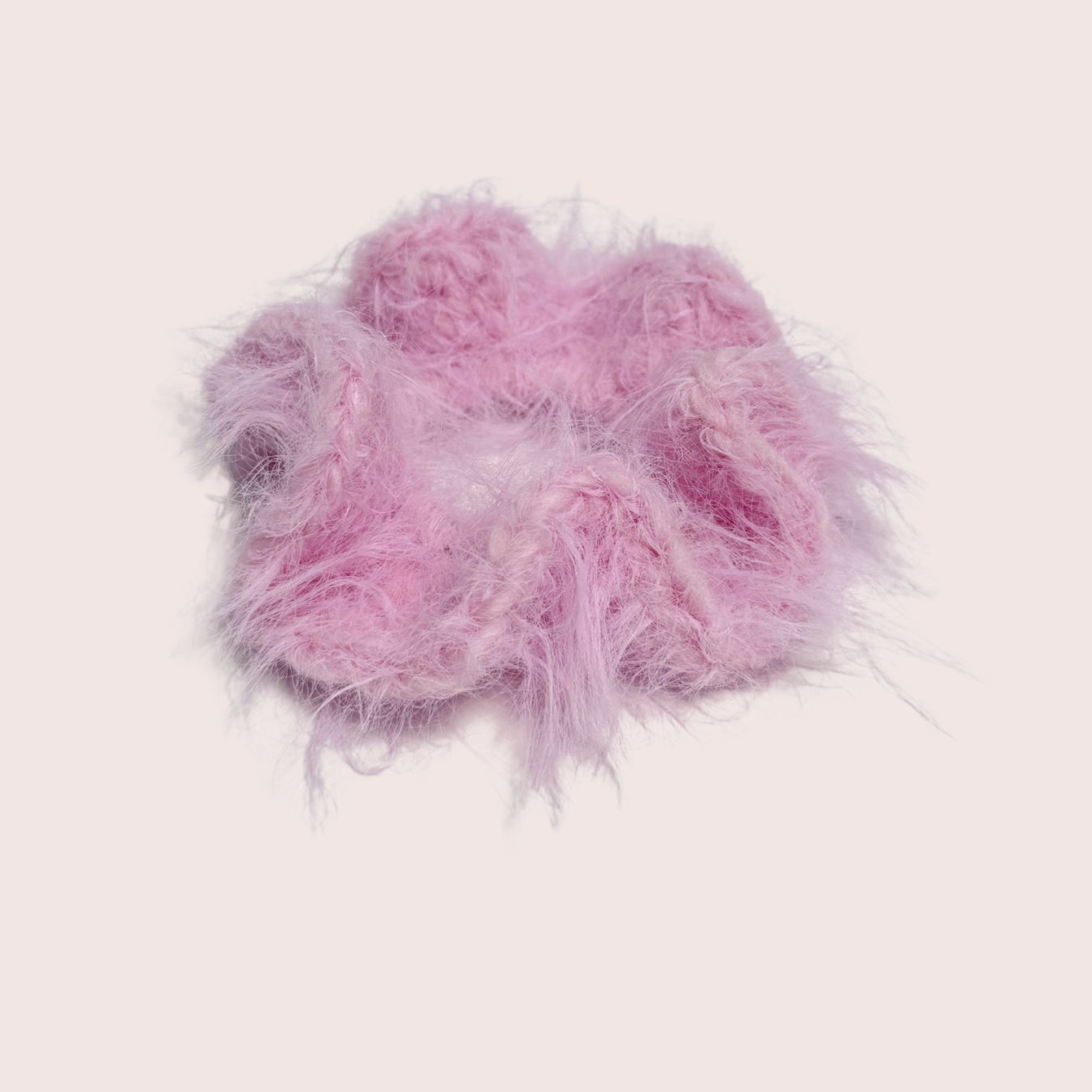 weicher fuzzy gehäkelter Haargummi aus Merino Mix in rosa | farbe:rose|typ:produkt
