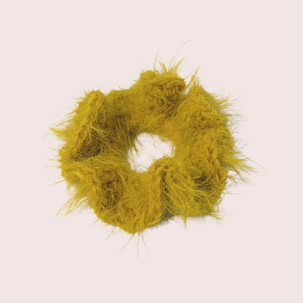 weicher fuzzy gehäkelter Haargummi aus Merino Mix in senffarben | farbe:mustard|typ:produkt