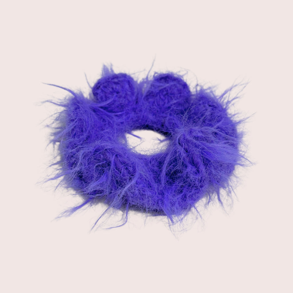 weicher fuzzy gehäkelter Haargummi aus Merino Mix in violett | farbe:lilac|typ:produkt