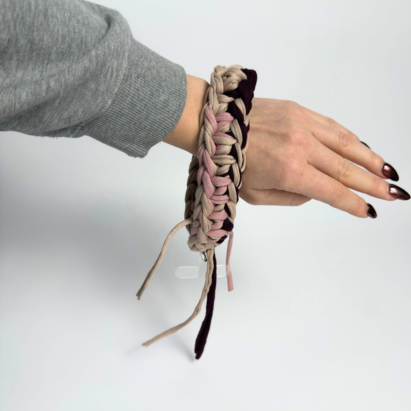 gehäkelter Handygurt aus recyceltem T-Shirt Garn in beige rosa braun