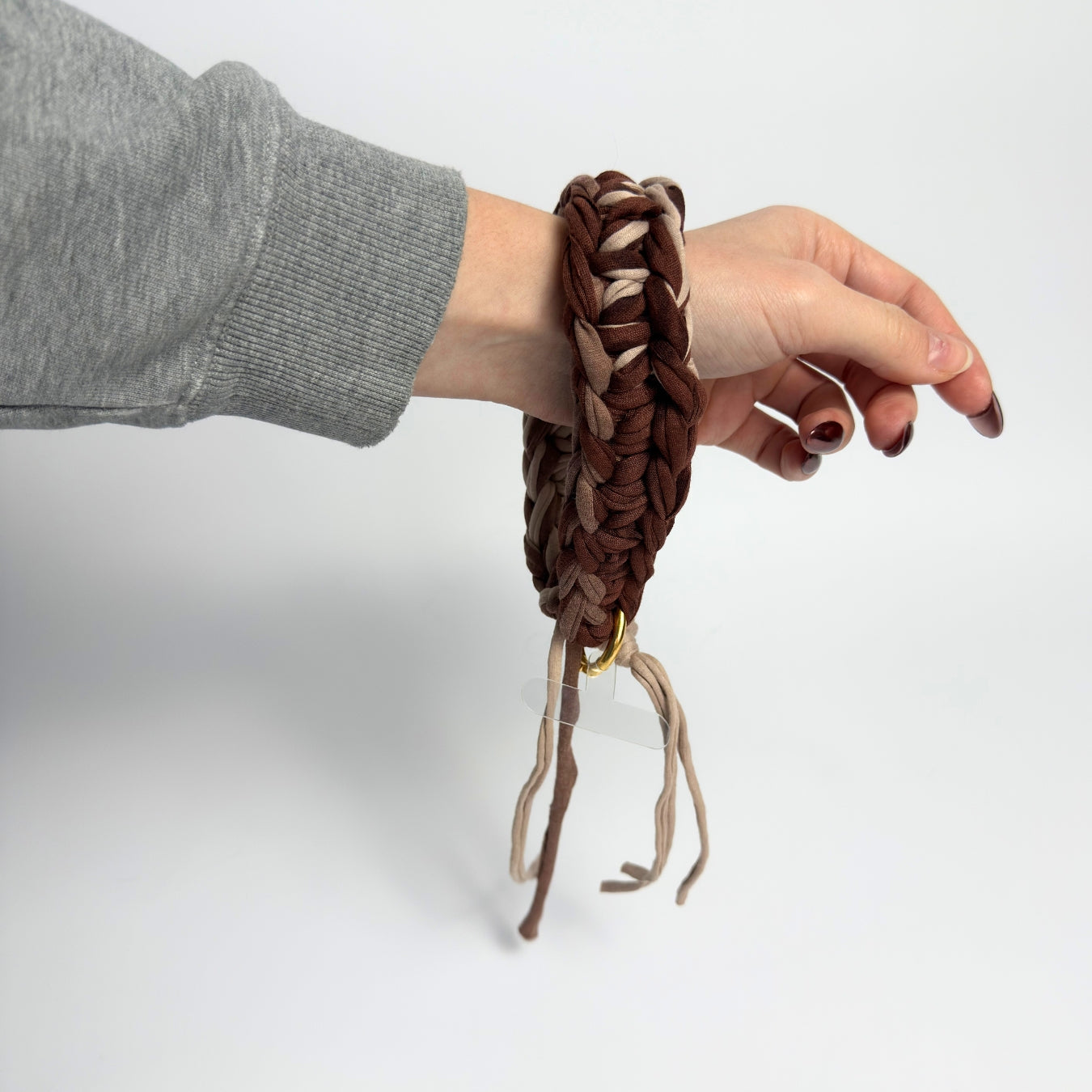 gehäkelter Handygurt aus recyceltem T-Shirt Garn in braun und beige