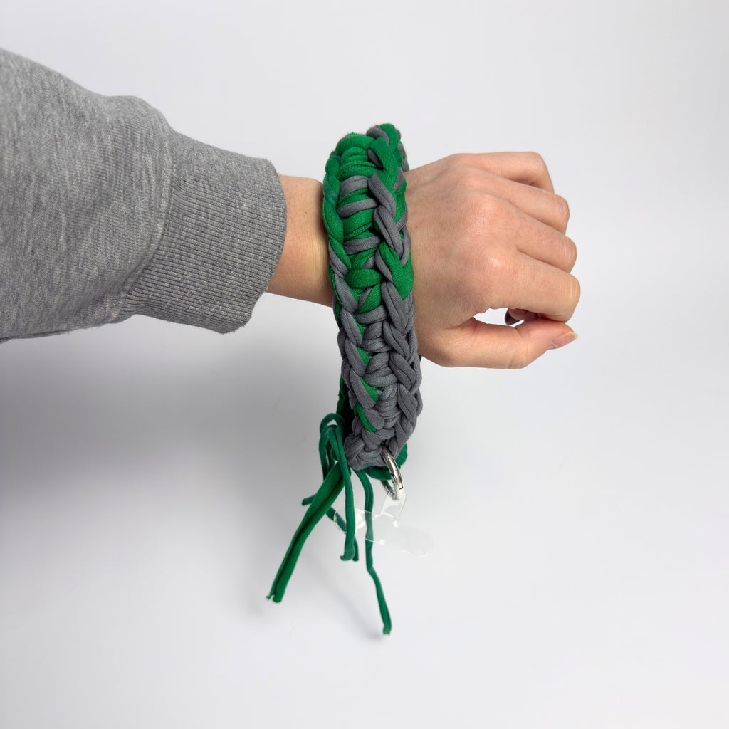 gehäkelter Handygurt aus recyceltem T-Shirt Garn in grün grau