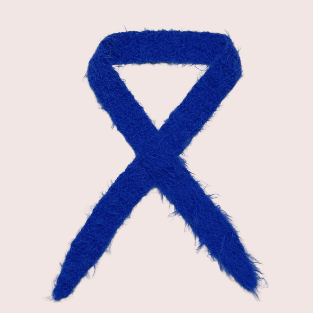 weicher fuzzy gehäkelter Sophie Scarf aus Merino Mix in blau | farbe:cobalt|typ:produkt