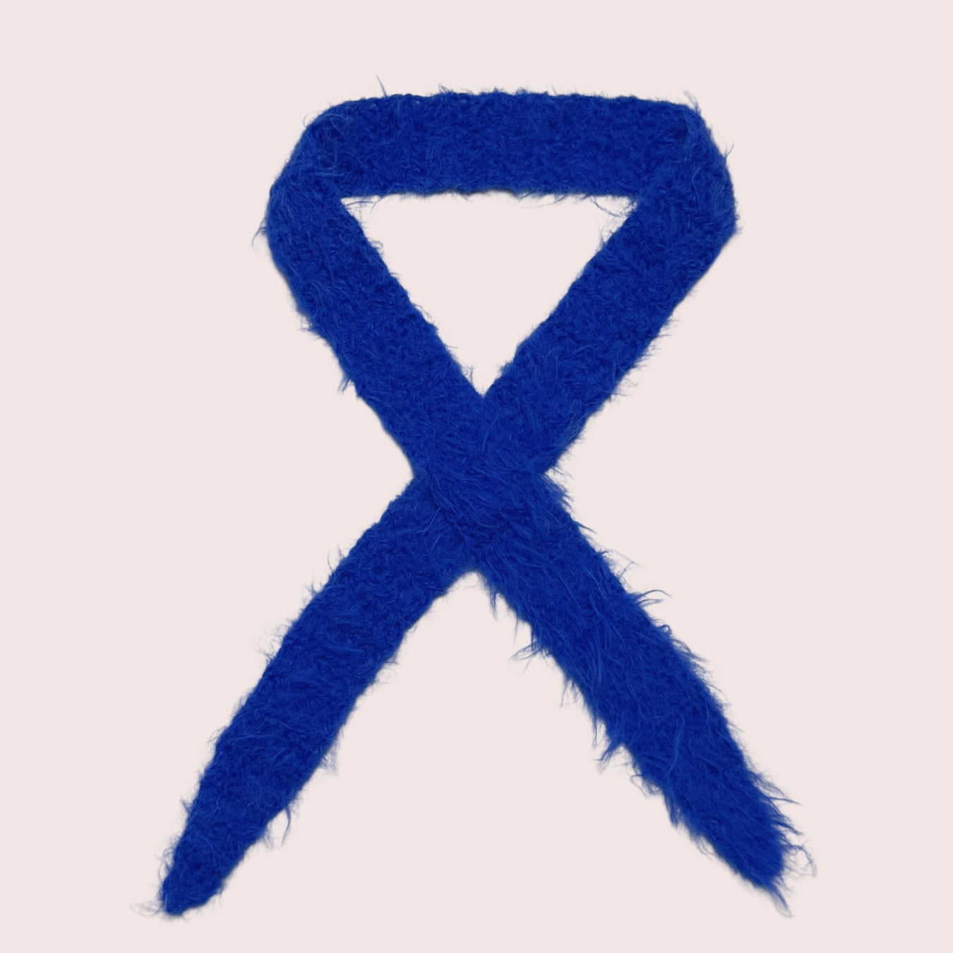 weicher fuzzy gehäkelter Sophie Scarf aus Merino Mix in blau | farbe:cobalt|typ:produkt