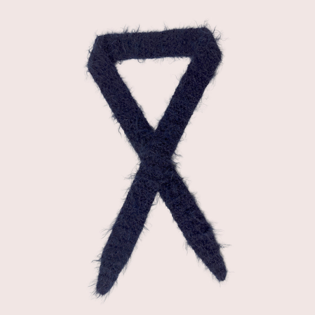 weicher fuzzy gehäkelter Sophie Scarf aus Merino Mix in dunkelblau | farbe:midnightblue|typ:produkt