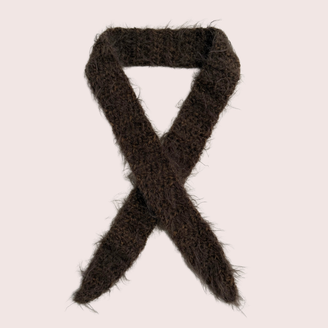 weicher fuzzy gehäkelter Sophie Scarf aus Merino Mix in dunkelbraun | farbe:walnut|typ:produkt