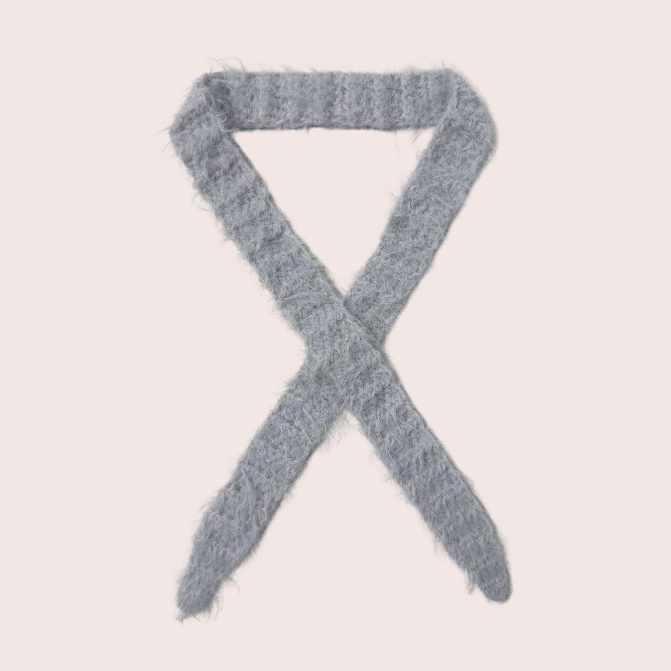 weicher fuzzy gehäkelter Sophie Scarf aus Merino Mix in hellgrau | farbe:softgrey|typ:produkt