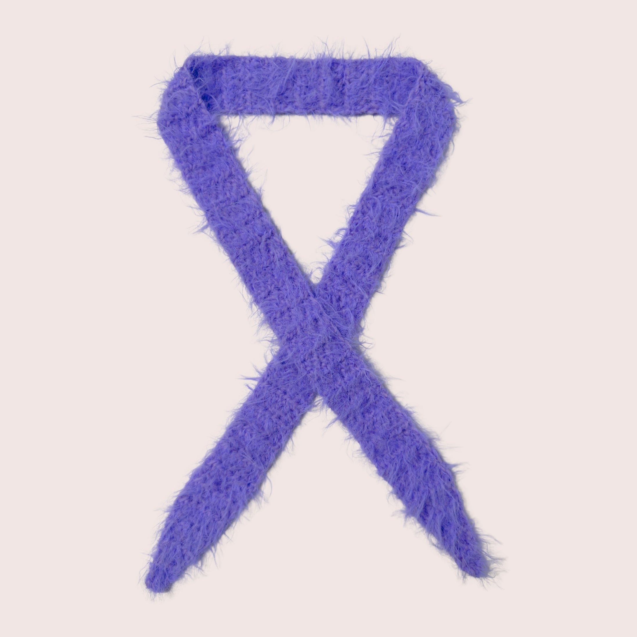 weicher fuzzy gehäkelter Sophie Scarf aus Merino Mix in hellviolett | farbe:lavendel|typ:produkt