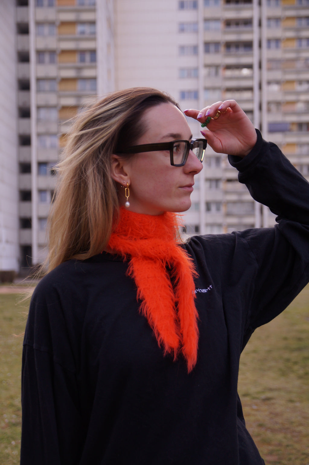 weicher fuzzy gehäkelter Sophie Scarf aus Merino Mix in orange getragen Nr.2