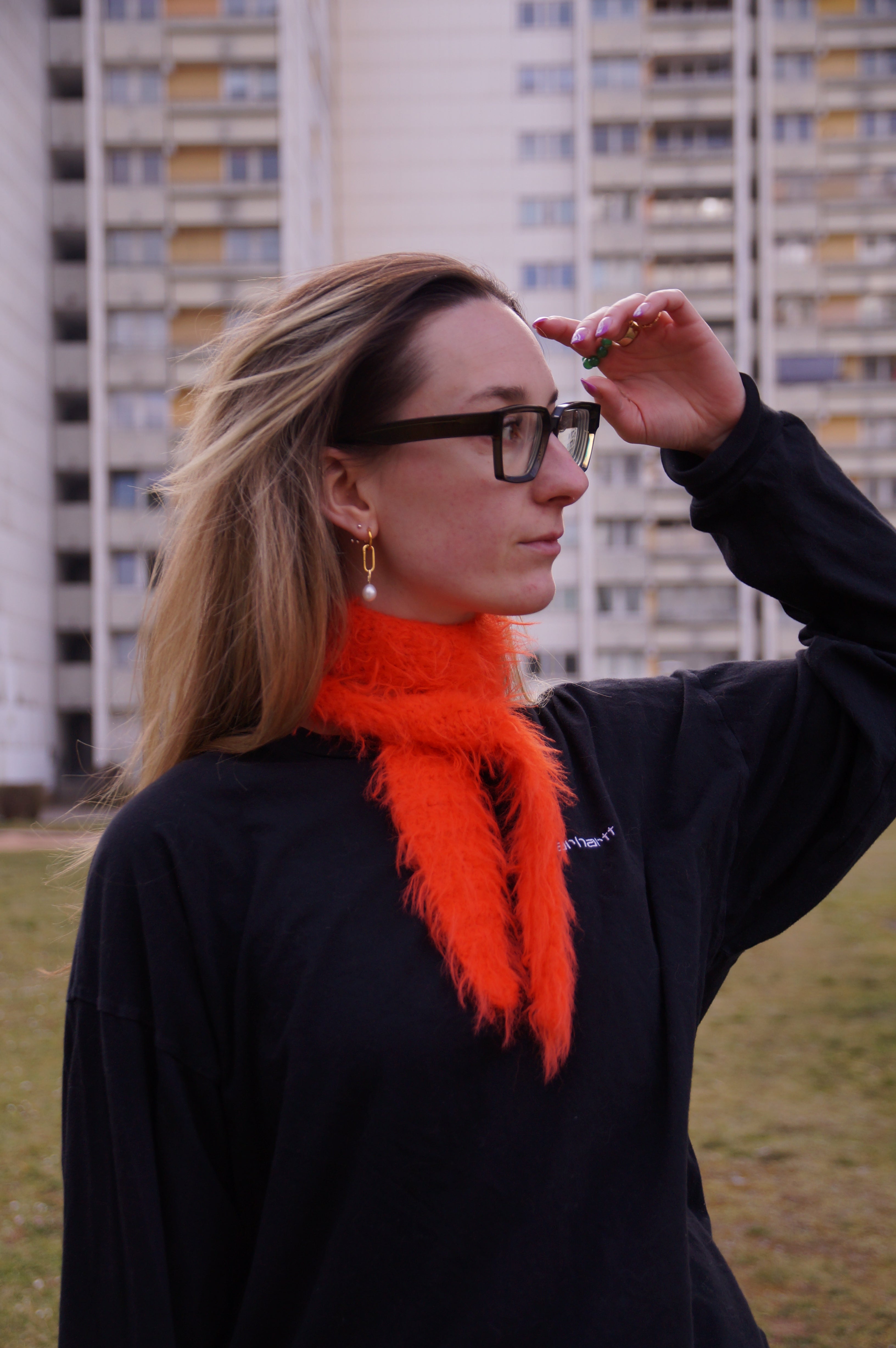 weicher fuzzy gehäkelter Sophie Scarf aus Merino Mix in orange getragen Nr.2