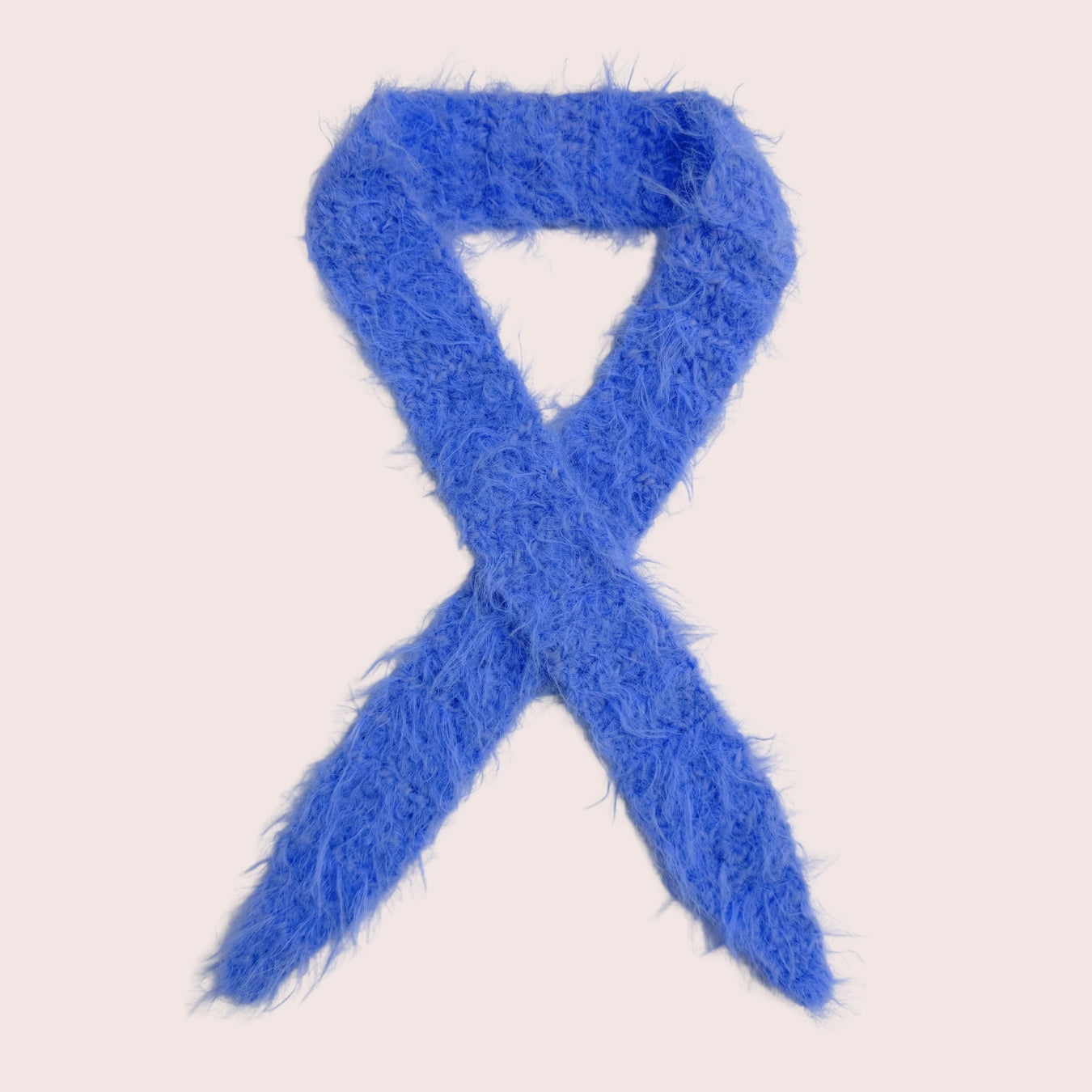 weicher fuzzy gehäkelter Sophie Scarf aus Merino Mix in taubenblau | farbe:dustyblue|typ:produkt