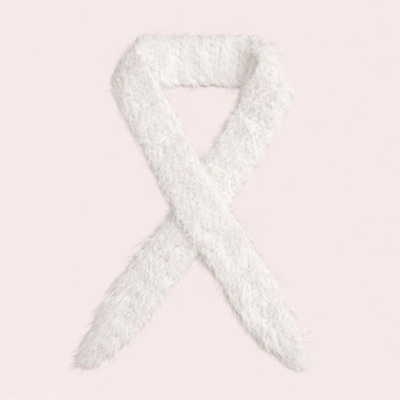 weicher fuzzy gehäkelter Sophie Scarf aus Merino Mix in weiss | farbe:offwhite|typ:getragen