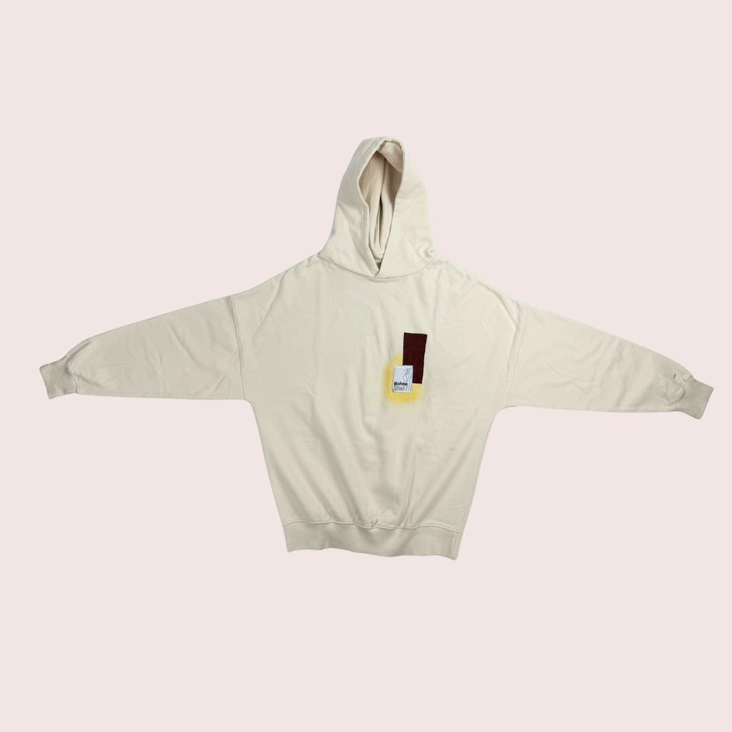 handbemalter oversized Kapuzen Hoodie mit Motiven in creme braun freigestellt