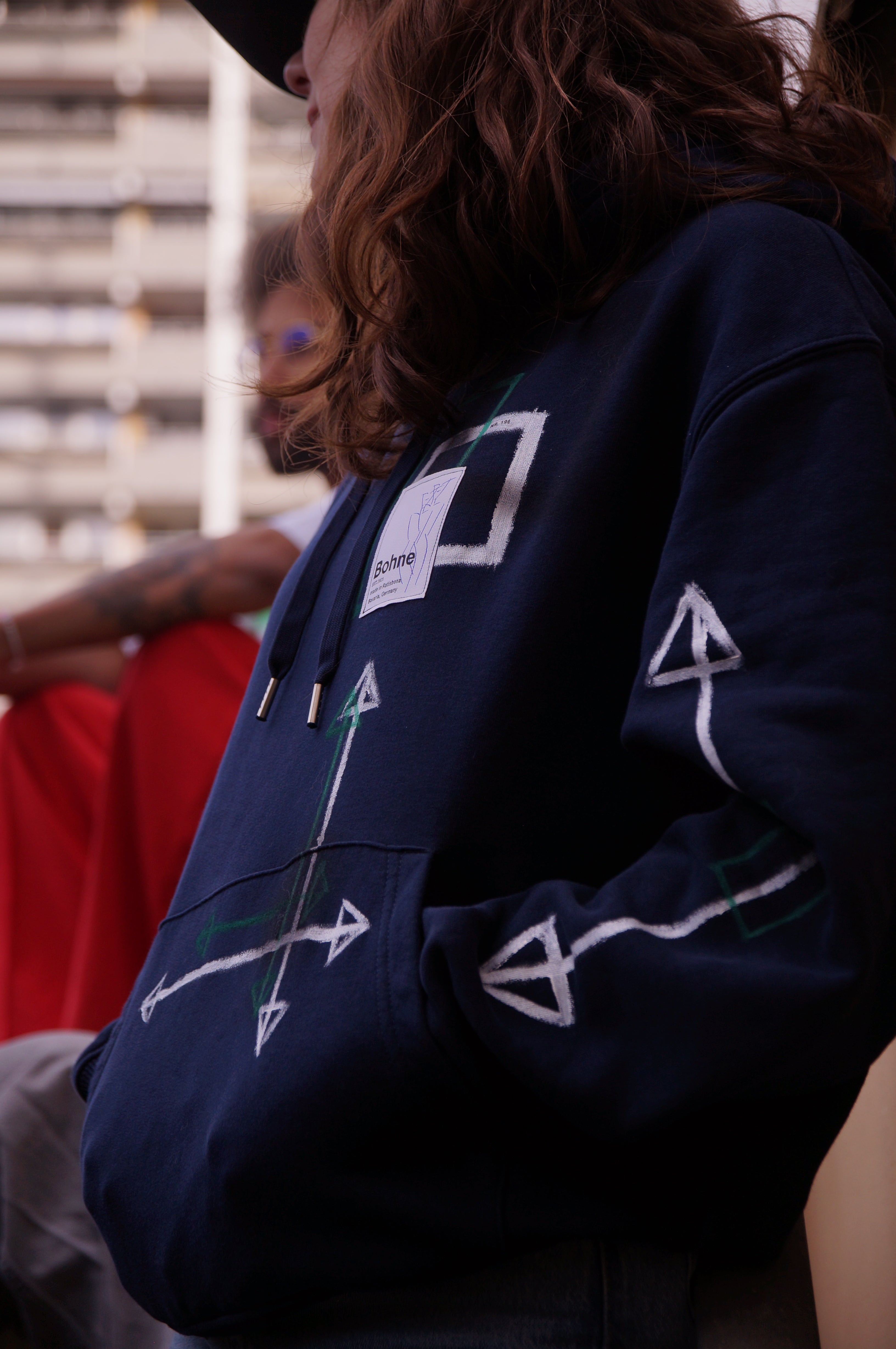 handbemalter oversized Kapuzen Hoodie mit Motiven in dunkelblau grün Detailansicht