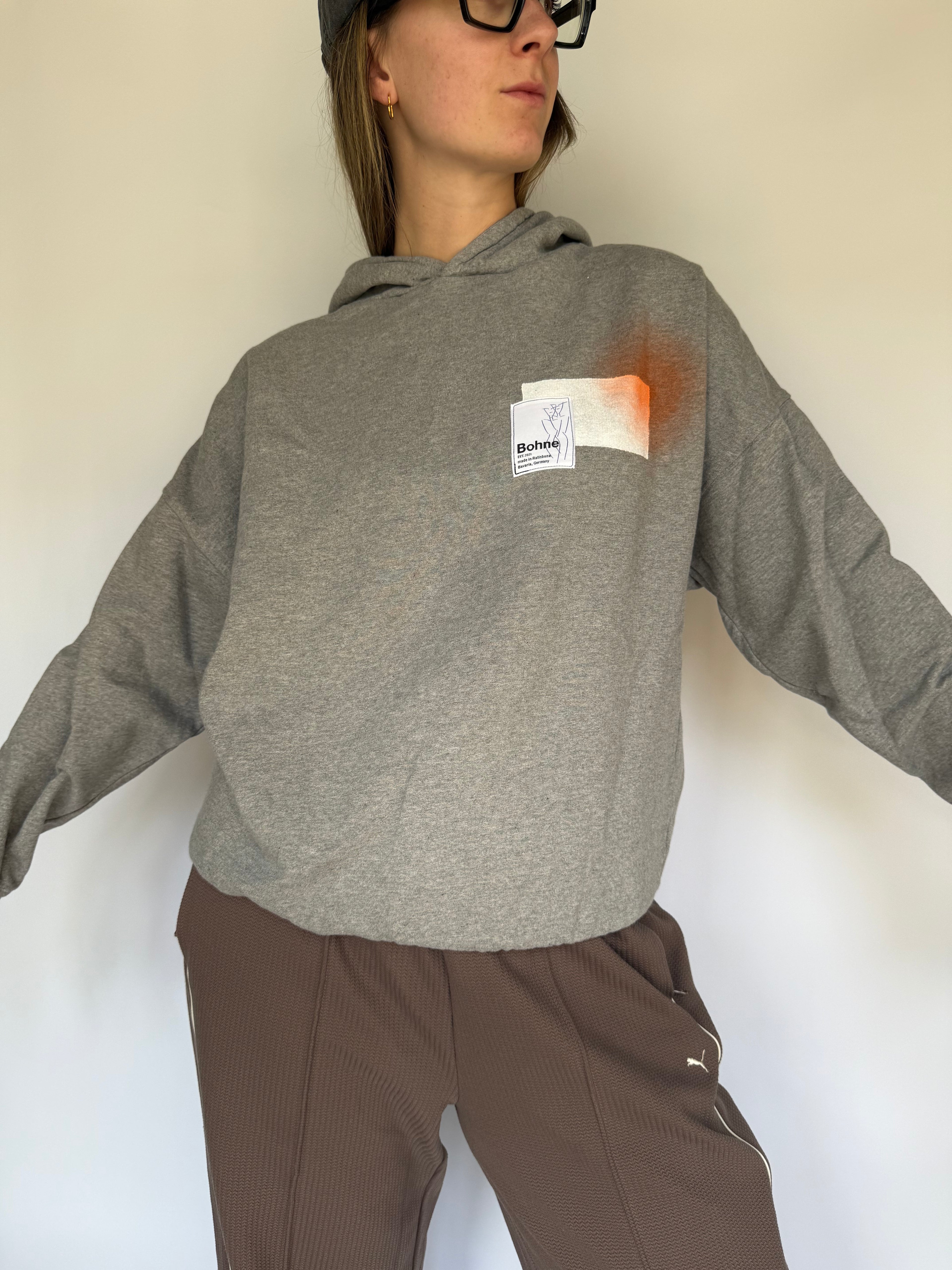 handbemalter oversized Kapuzen Hoodie mit Motiven in dunkelblau grau weiß vorne