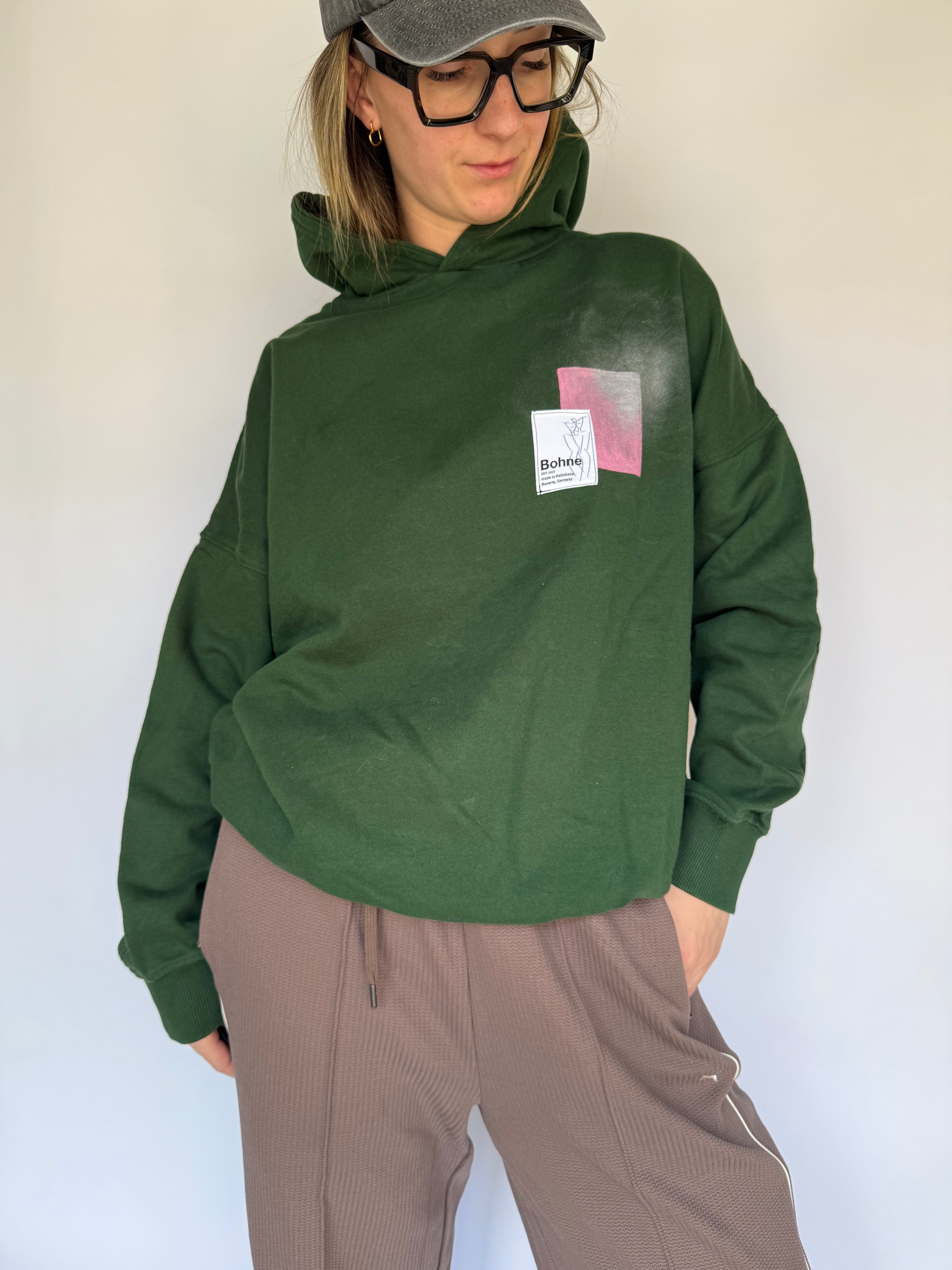 handbemalter oversized Kapuzen Hoodie mit Motiven in grün rosa vorne