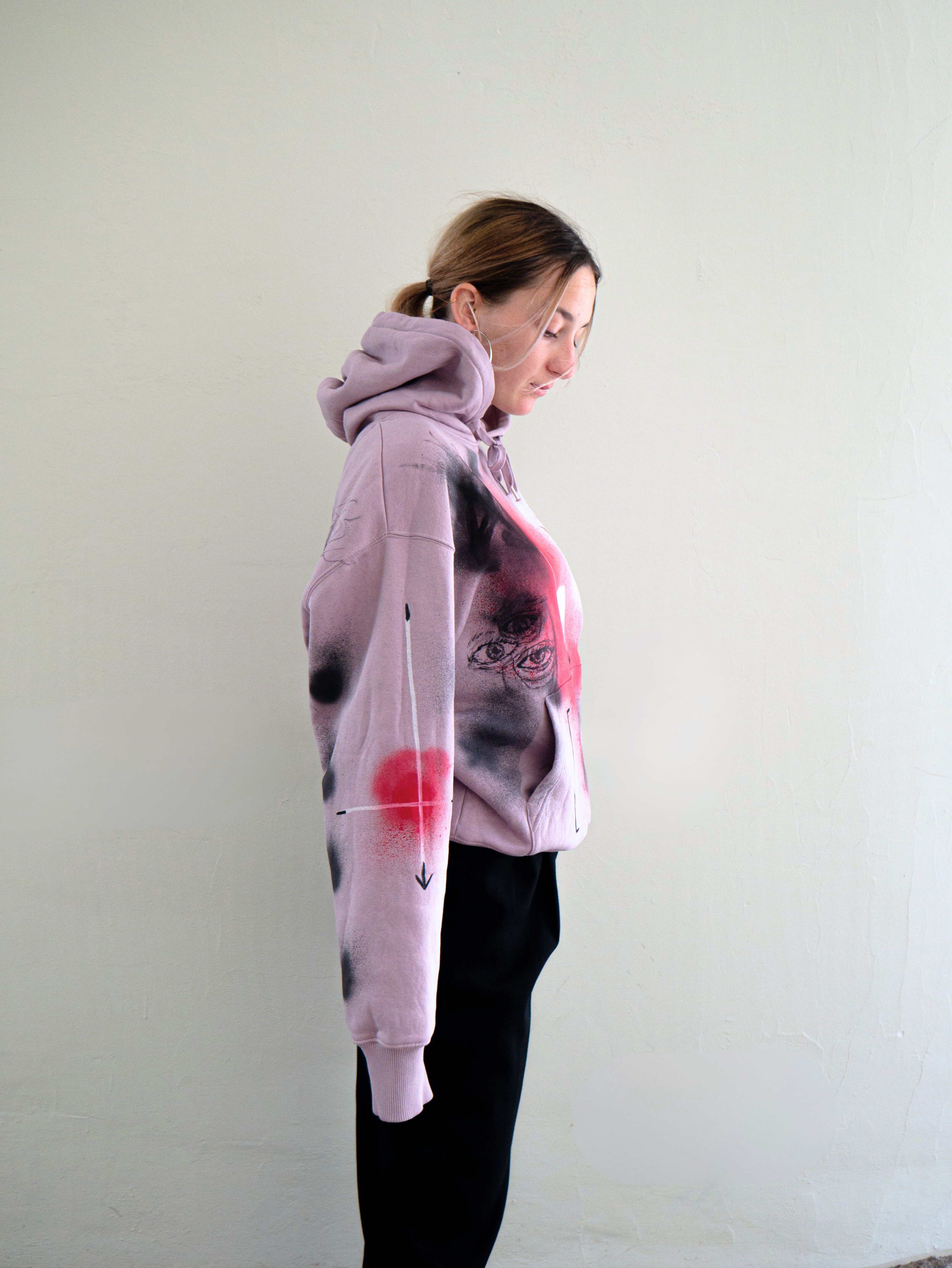 handbemalter violetter Hoodie mit Augen, Pfeilen und Sprühelementen