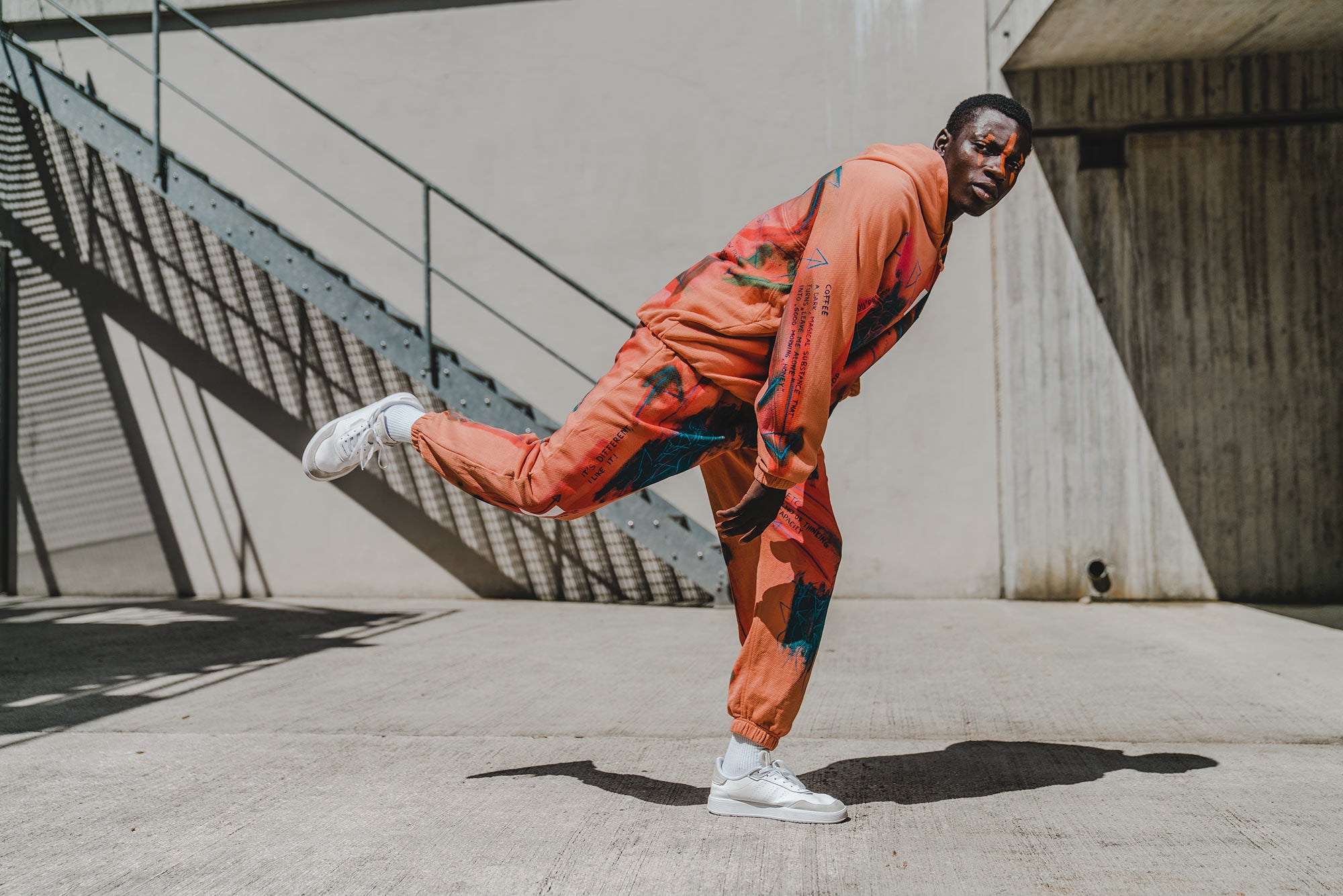 handbemalter orangener Anzug aus Jogginghose und Kipper Hoodie Shooting