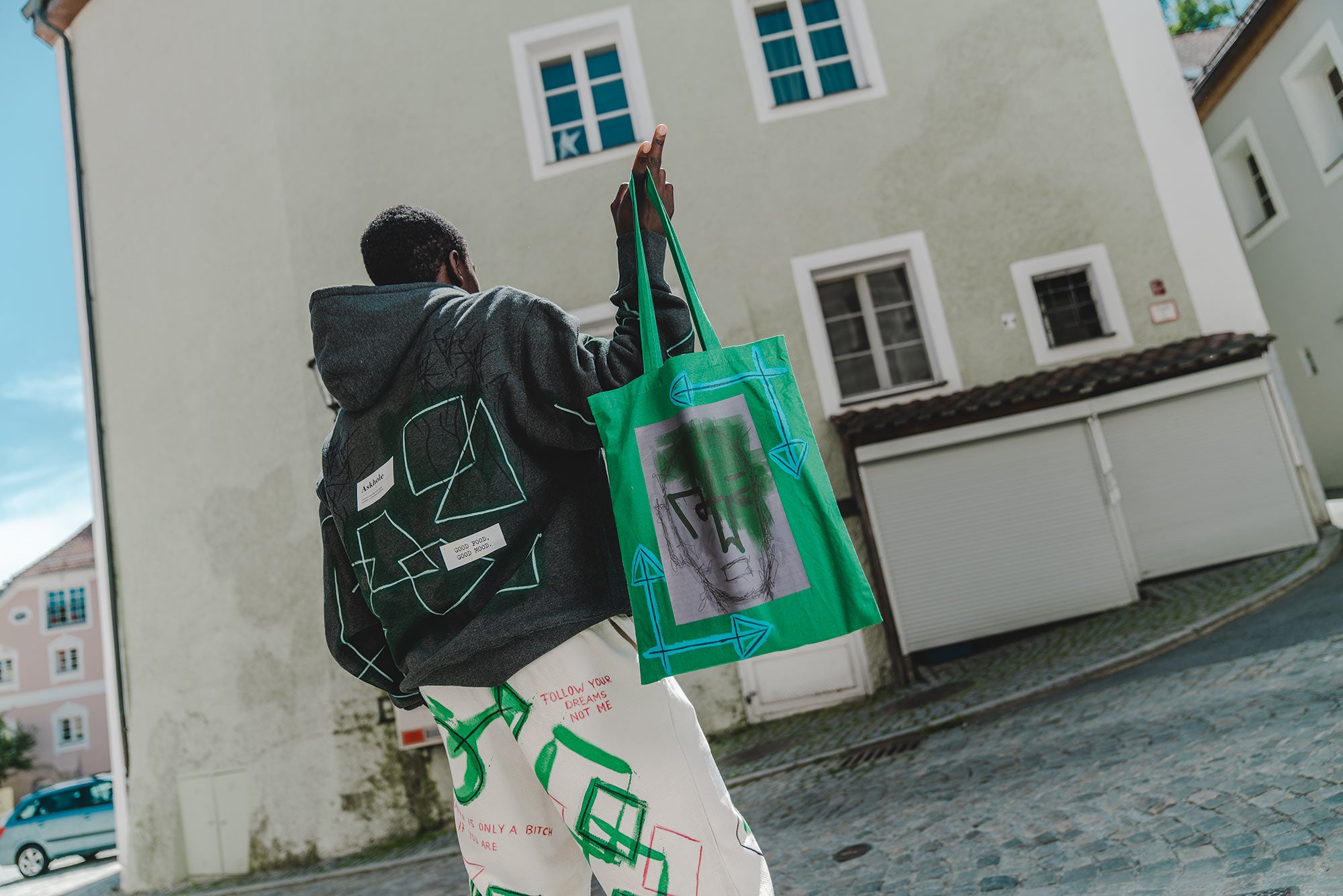 handbemaltes Outfit bestehend aus Hoodie, tasche und Jogginghose in grün beige und grau tönen