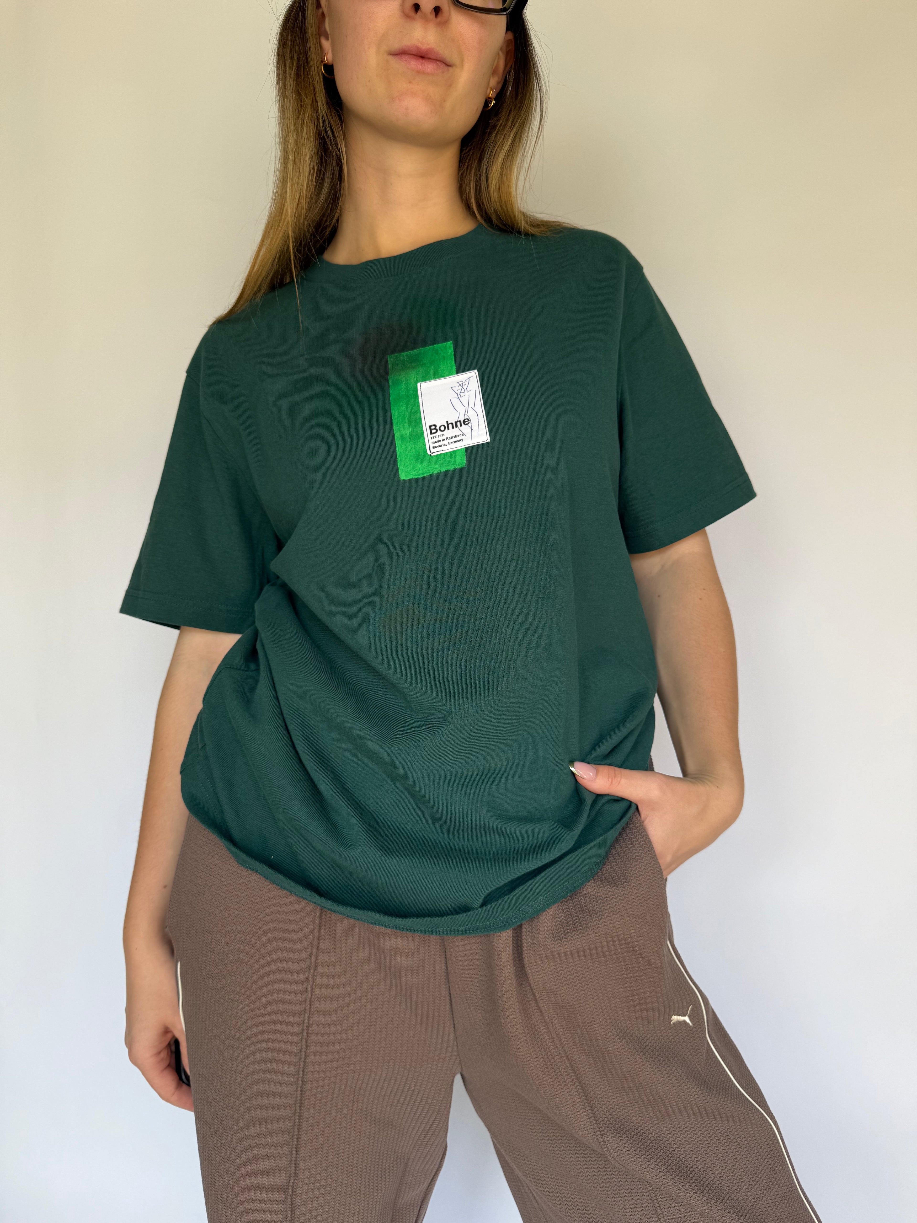 handbemaltes Loos fit T-Shirt mit Motiven in dunkelgrün vorne