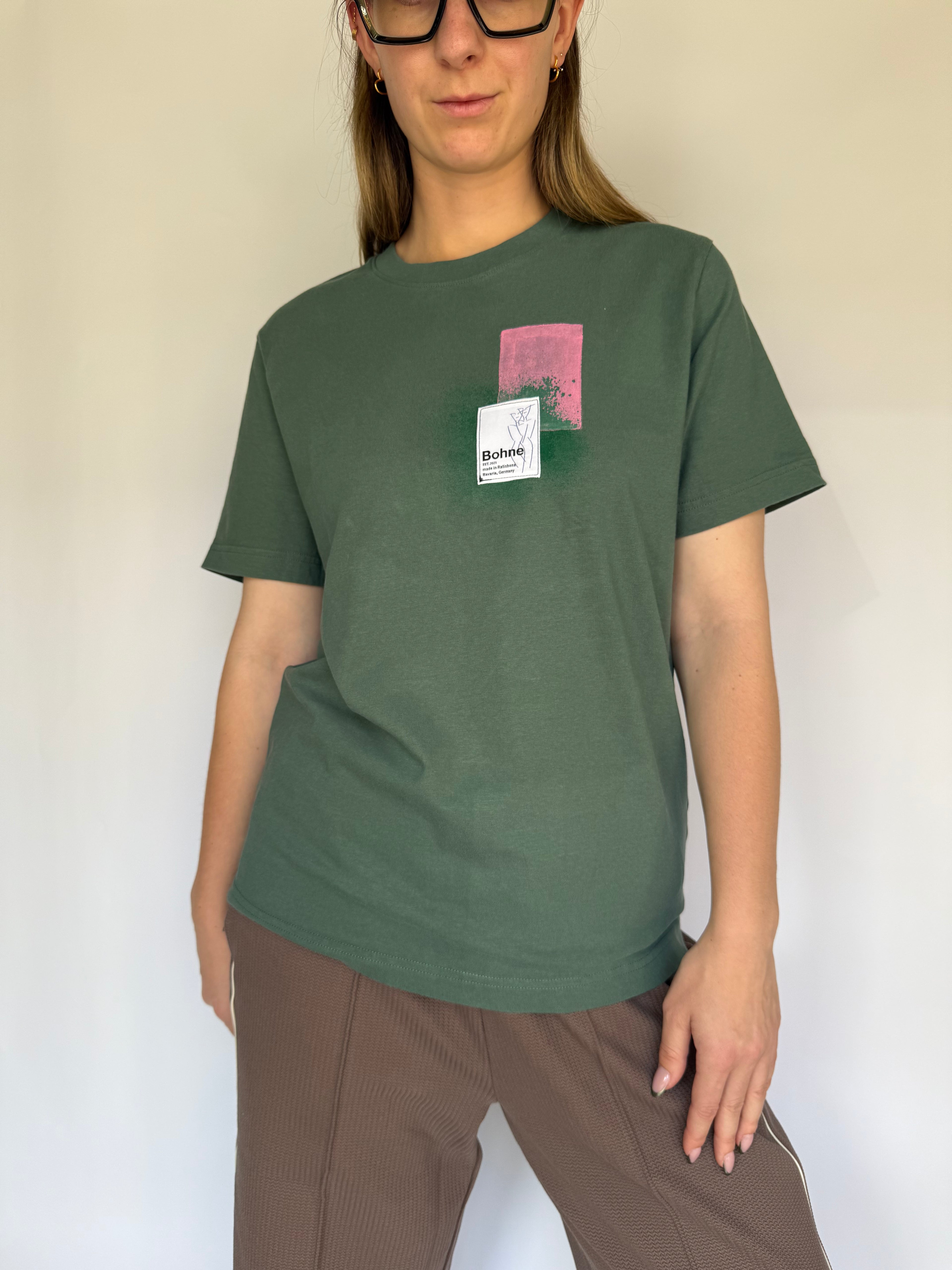 handbemaltes Loos fit T-Shirt mit Motiven in grün  vorne
