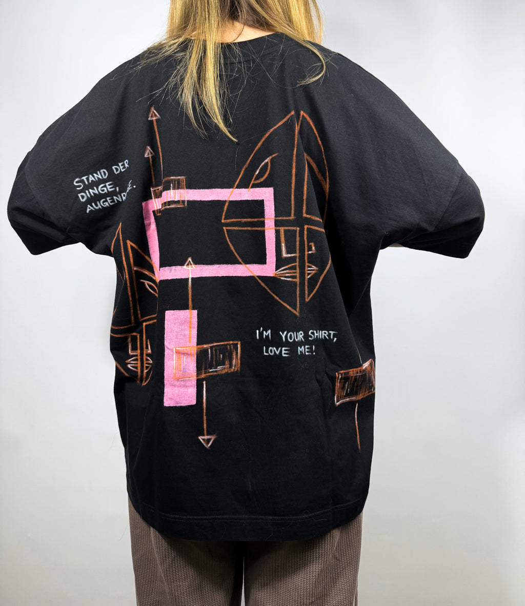 handbemaltes oversized T-Shirt mit Motiven in schwarz, orange und pink backprint